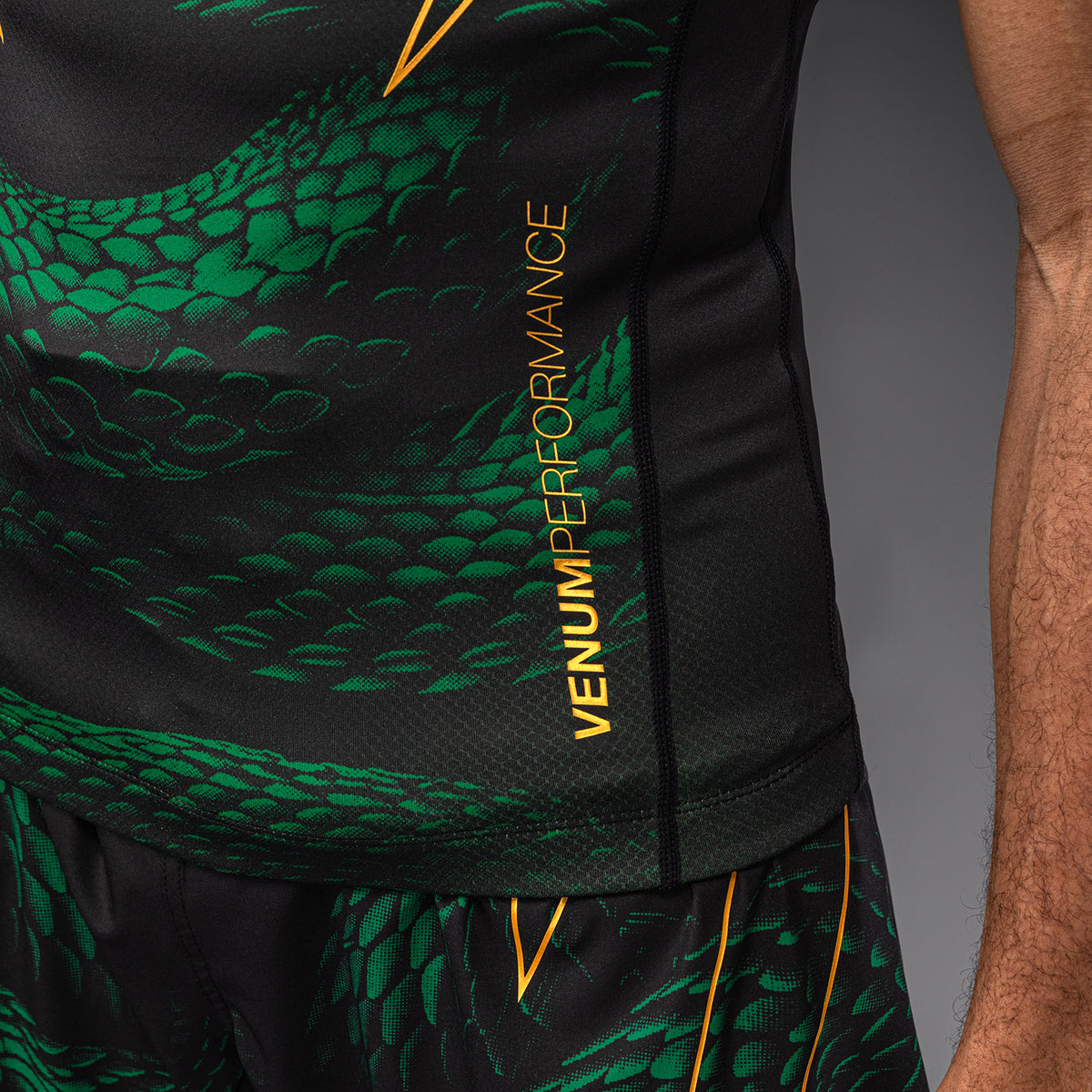 Rashguard à Manches Courtes Venum Matupa - Noir/Vert/Or - product-type_T-Shirts de Compression