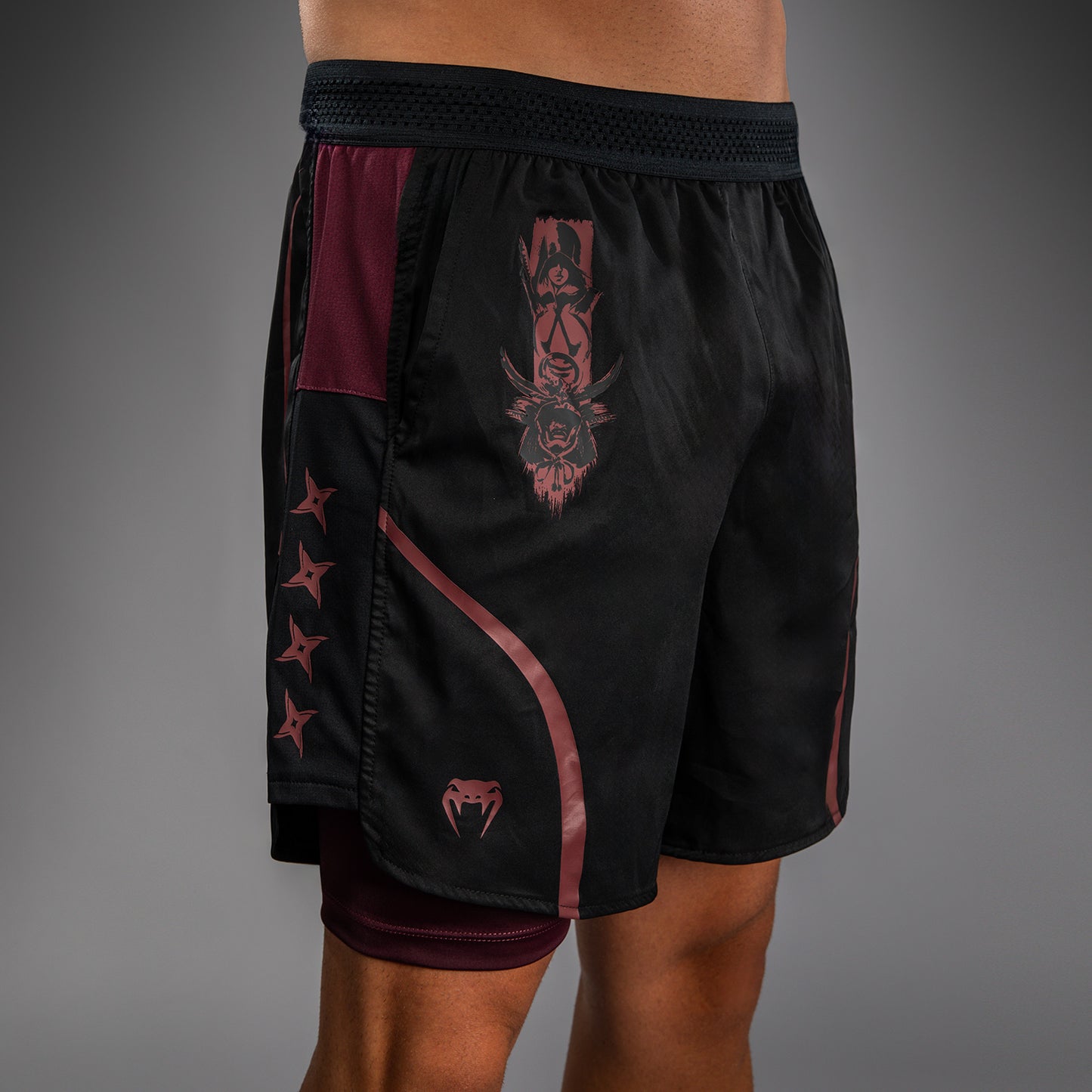 Short d'Entraînement pour Hommes Venum x Assassin’s Creed Shadows - Bordeaux/Noir - product-type_Shorts de training