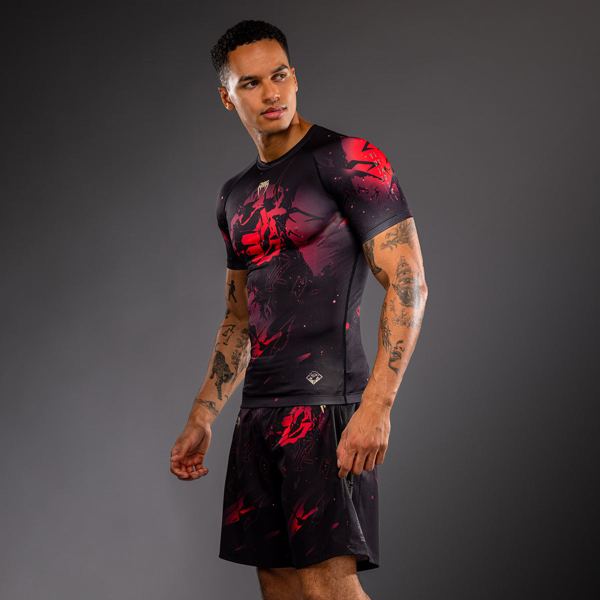 Rashguard à Manches Courtes Itadori Jujutsu Kaisen x Venum – Noir/Rouge