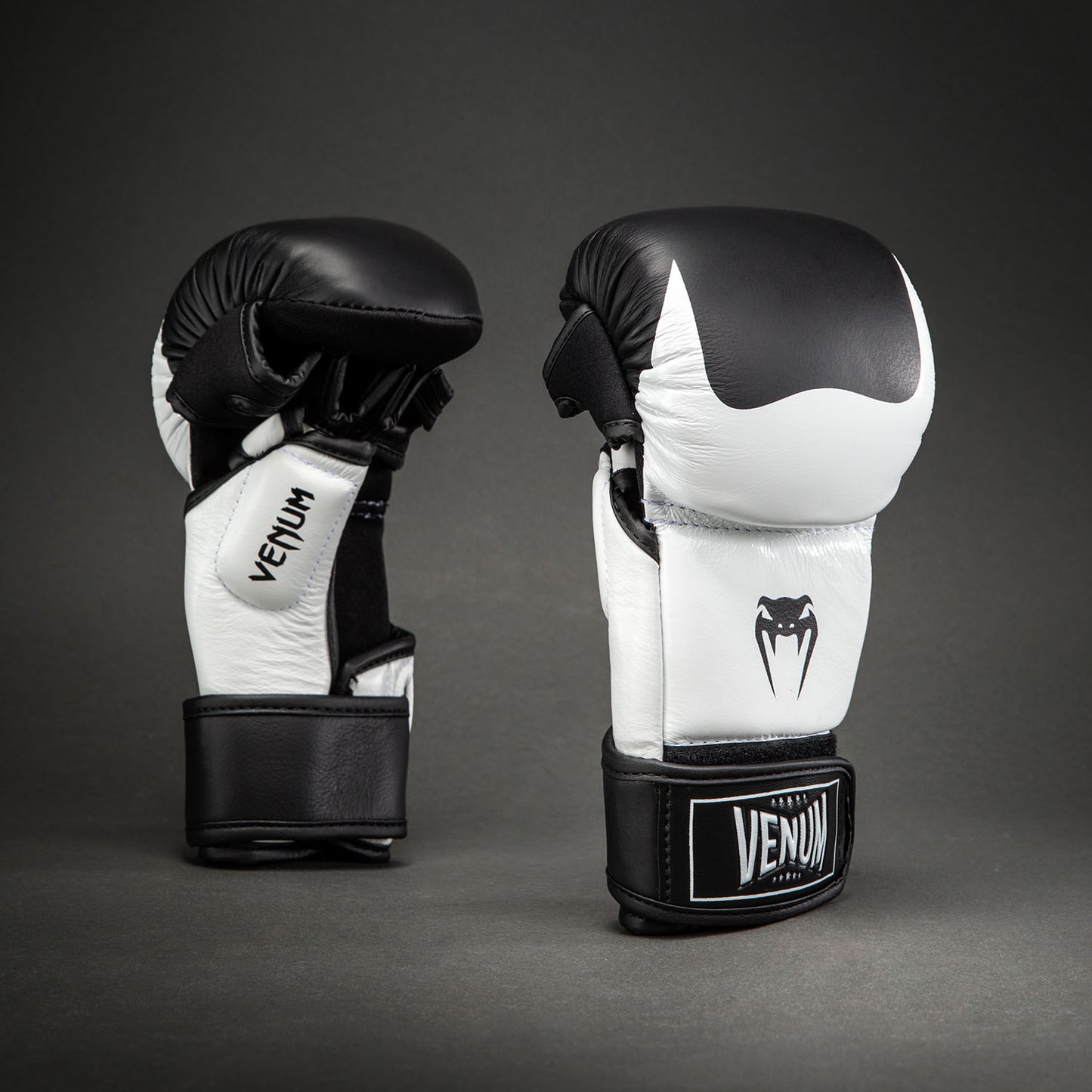 Gants de Sparring en Cuir Venum Attack 2.0 – Noir/Blanc