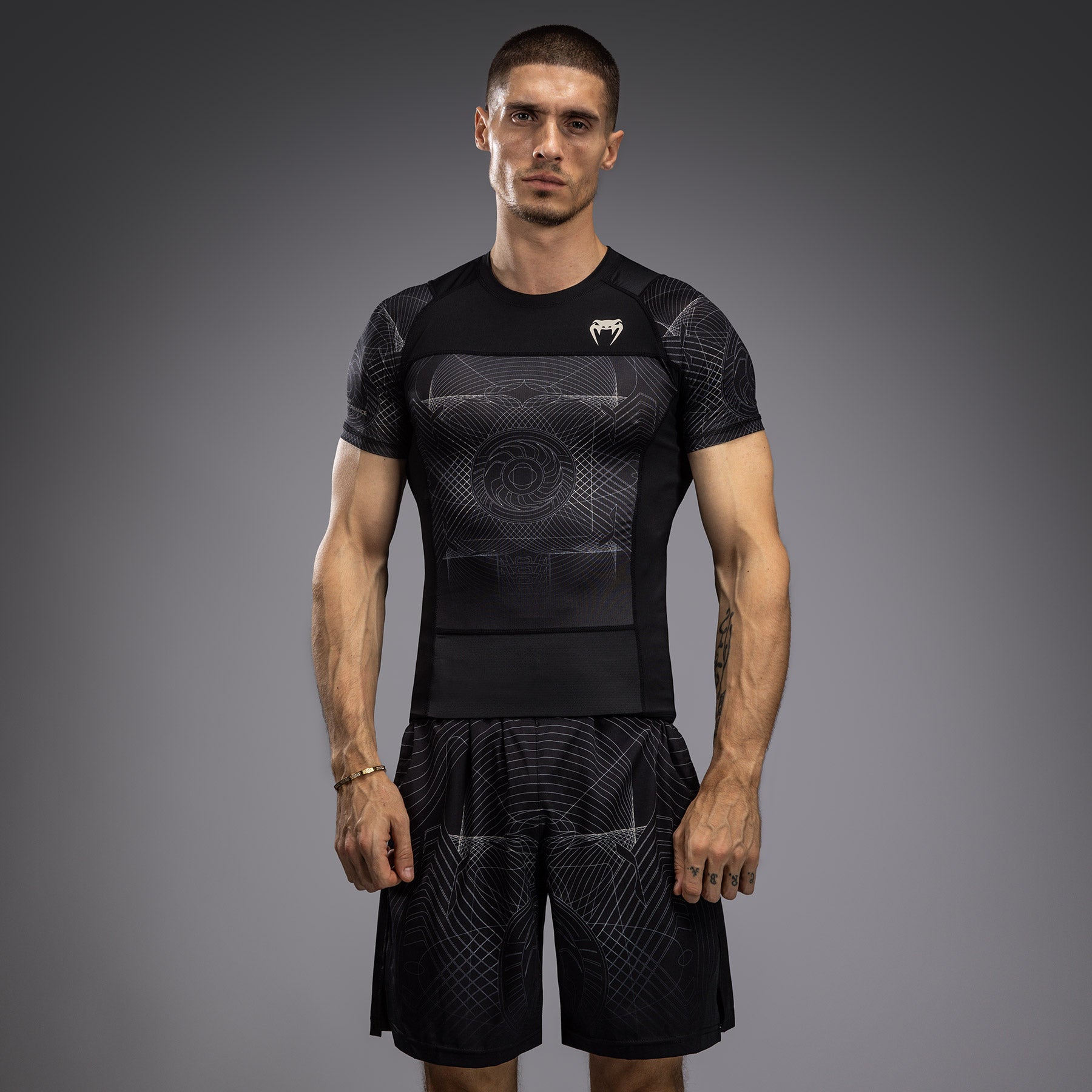 Rashguard à Manches Courtes Venum G-Fit Air pour Hommes - Noir Intense/Sable Désert - product-type_T-Shirts de Compression