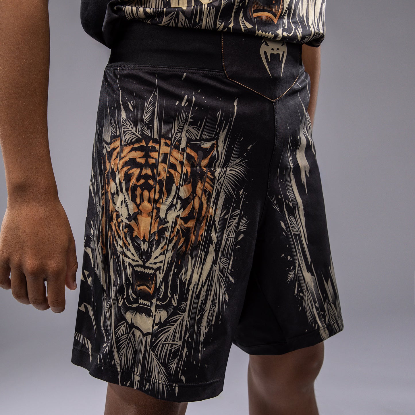 Short de Combat Venum Tiger pour Enfants - Noir/Orange Néon - product-type_Shorts de MMA
