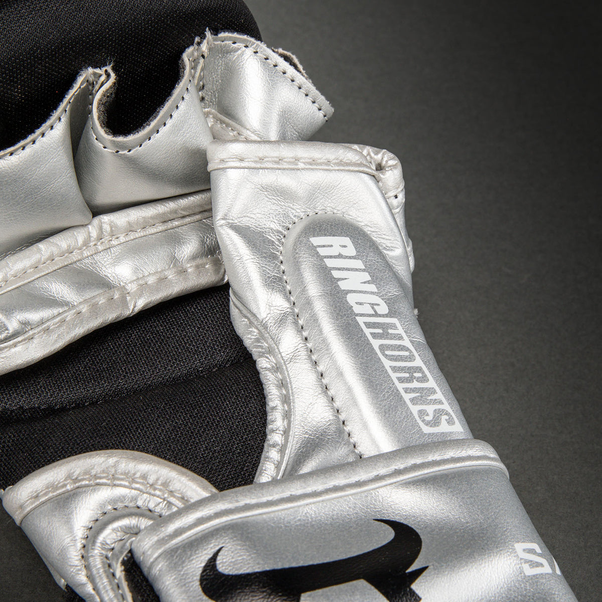 Gants de sparring MMA Ringhorns Charger by Venum - Argent/Noir - product-type_Gants de Sparring