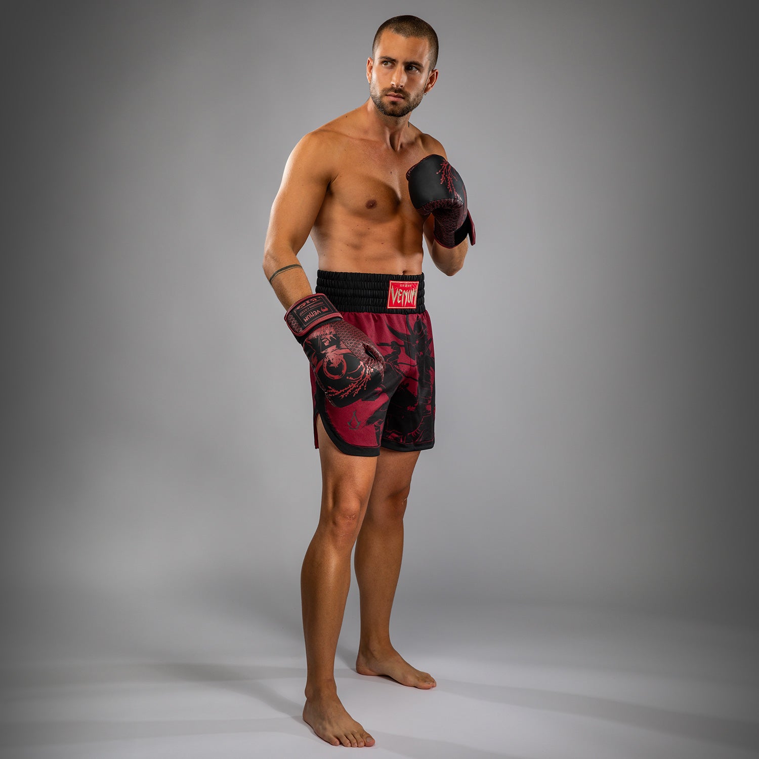 Short de Boxe pour Hommes Venum x Assassin’s Creed Shadows - Bordeaux/Noir - product-type_Shorts de boxe