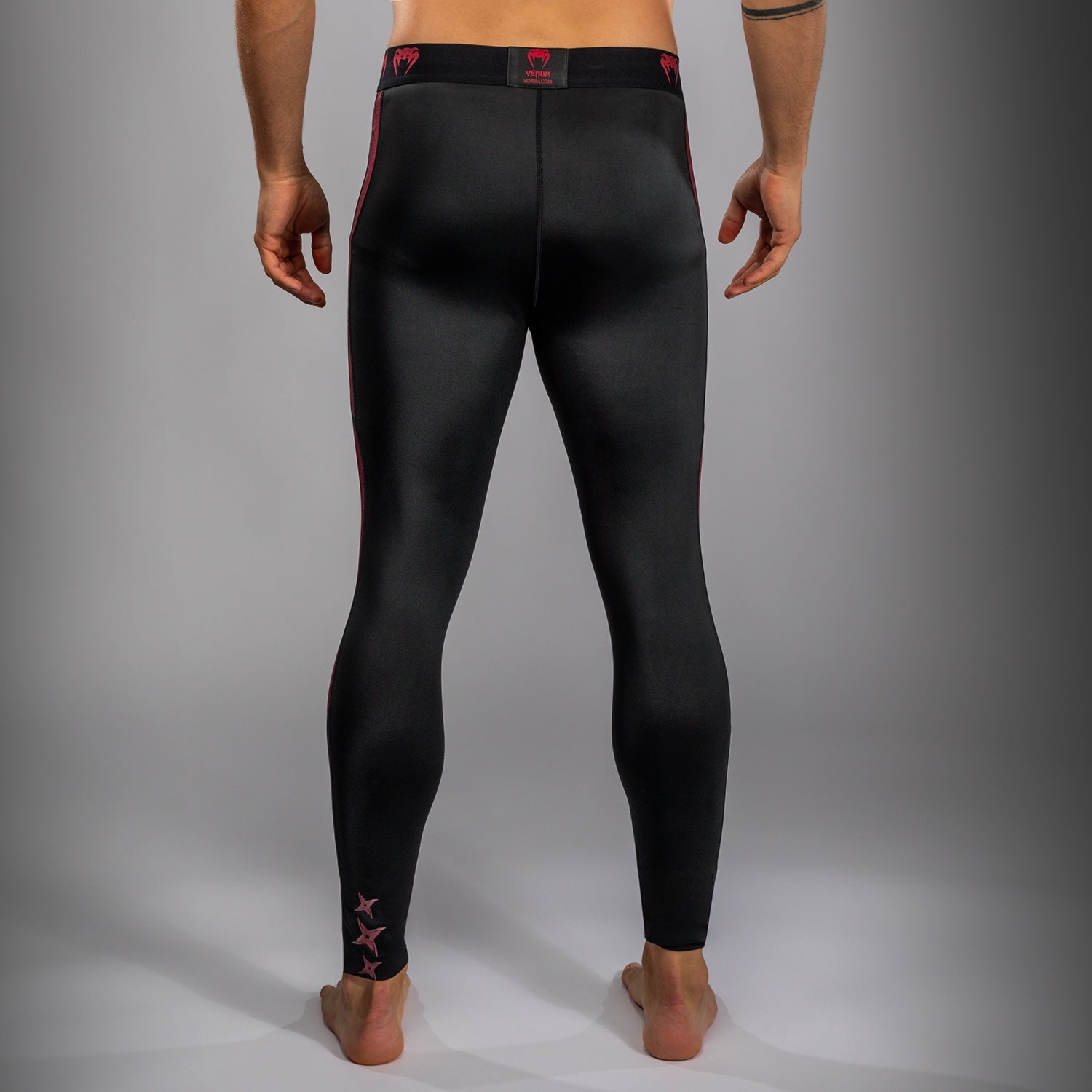 Pantalon de compression pour Hommes Venum x Assassin’s Creed Shadows - Bordeaux/Black - product-type_Pantalons de Compression