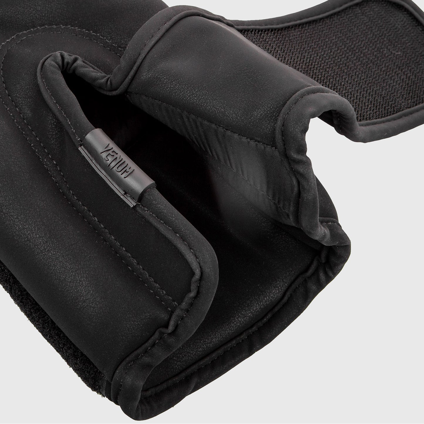 Gants de boxe Venum Impact – Noir/Noir
