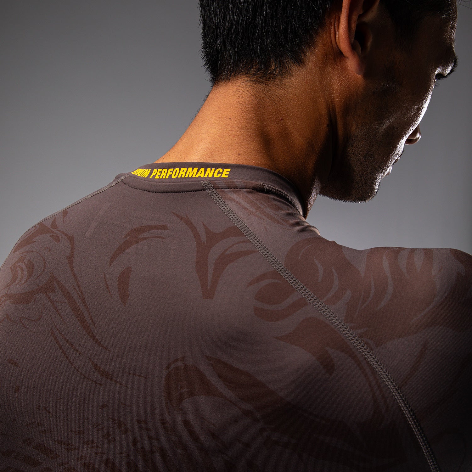 Rashguard Performance à Manches Longues pour Hommes UFC Fusion by Venum Fight Week - Marron Terrestre - product-type_T-Shirts de Compression