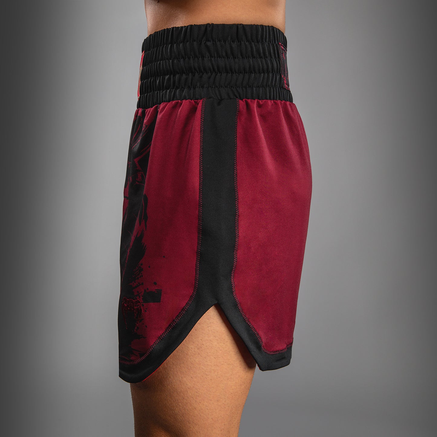 Short de Boxe pour Hommes Venum x Assassin’s Creed Shadows - Bordeaux/Noir - product-type_Shorts de boxe