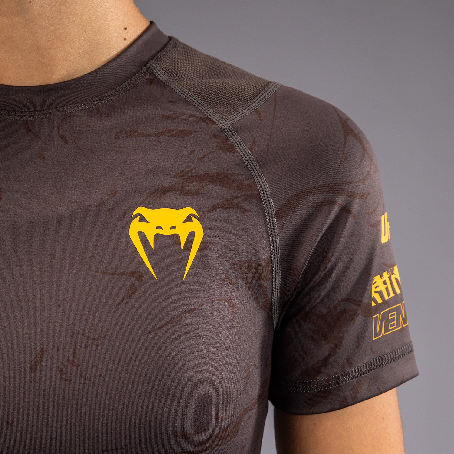 Rashguard Performance à Manches Courtes pour Femmes UFC Fusion by Venum Fight Week - Marron Terrestre - product-type_T-Shirts de Compression