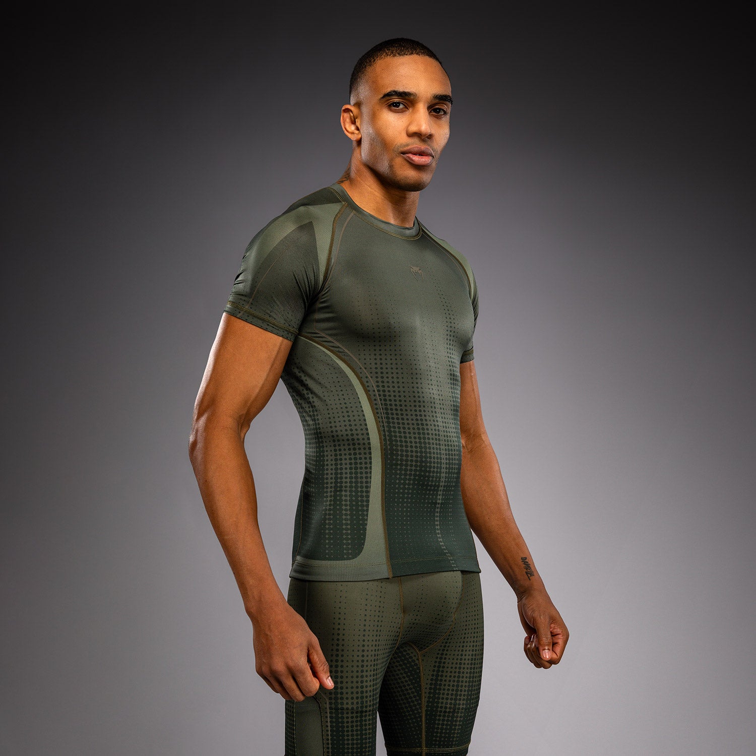 Rashguard à Manches Courtes Venum Stealth – Kaki/Vert Foncé - product-type_T-Shirts de Compression