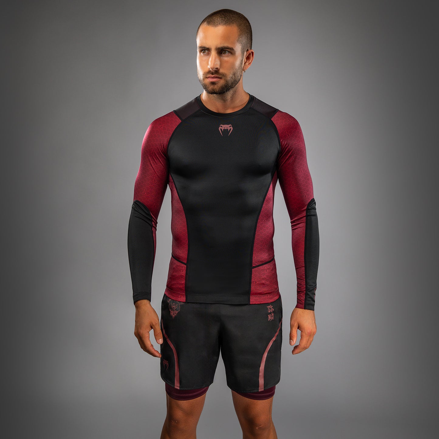 Rashguard à manches longues pour Hommes Venum x Assassin’s Creed Shadows - Bordeaux/Noir - product-type_T-Shirts de Compression