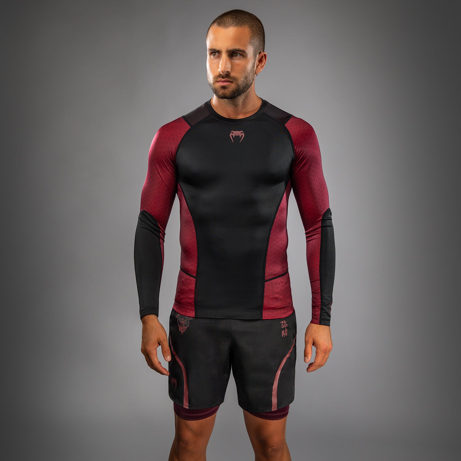 Rashguard à manches longues pour Hommes Venum x Assassin’s Creed Shadows - Bordeaux/Noir - product-type_T-Shirts de Compression