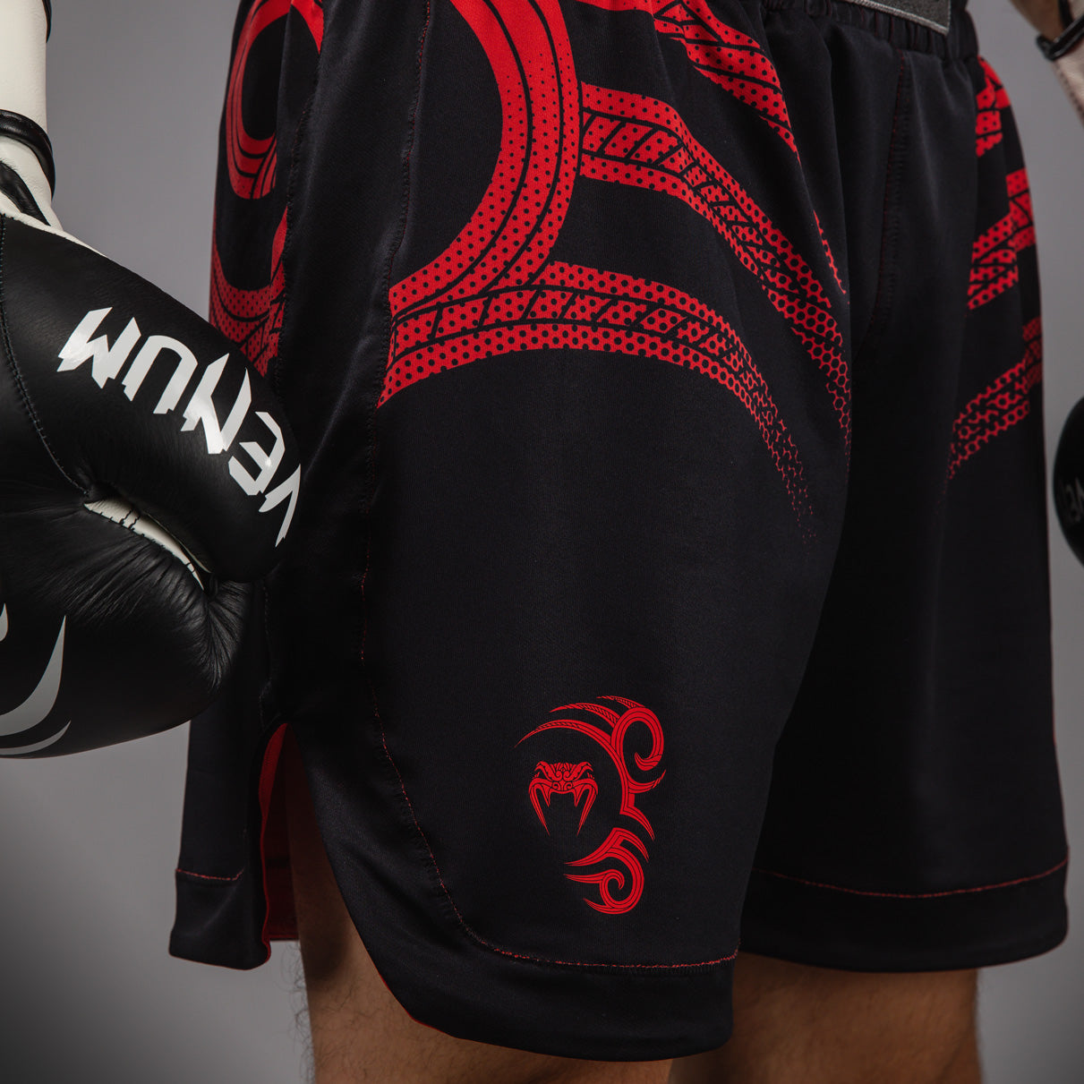 Short de Boxe Venum x Mike Tyson Tiger - Noir Profond/Rouge Intense