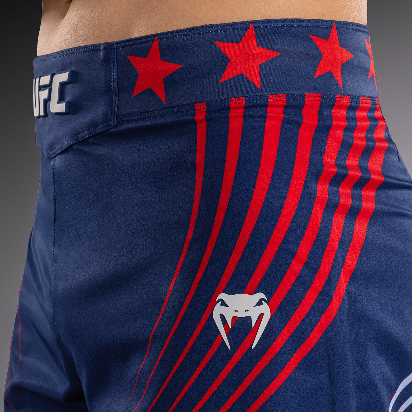 Official UFC Freedom 250 by Venum Authentic Fight Night Short de combat coupe longue pour homme - Bleu - product-type_Shorts de MMA
