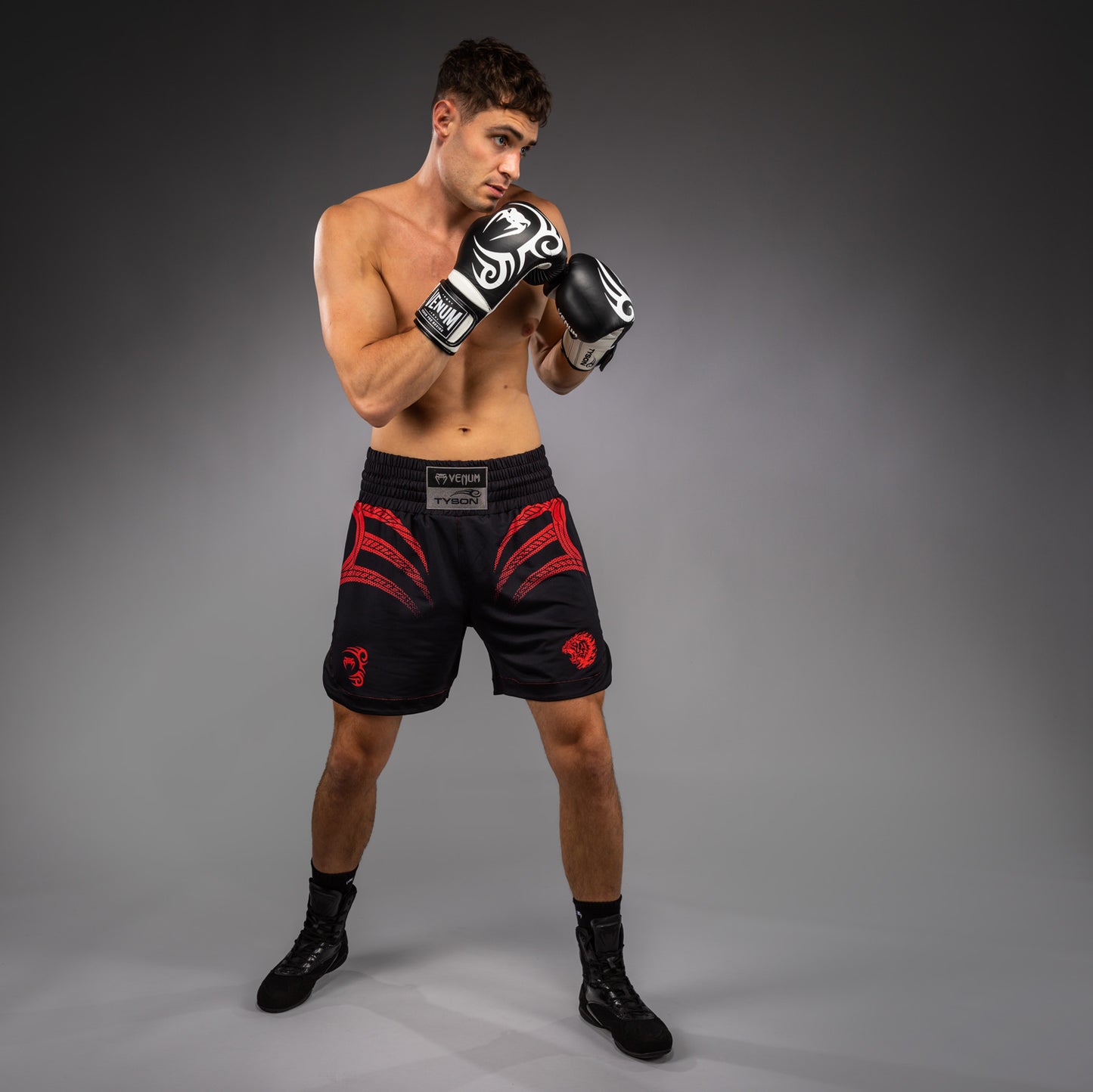Short de Boxe Venum x Mike Tyson Tiger - Noir Profond/Rouge Intense