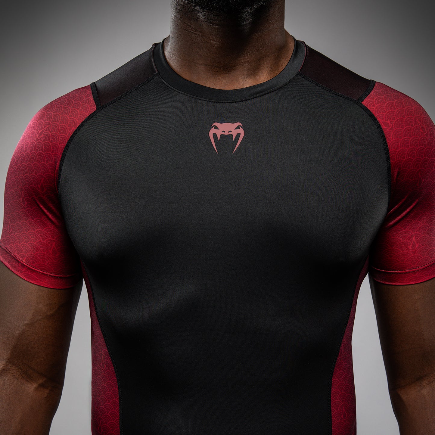 Rashguard à manches courtes pour Hommes Homme Venum x Assassin’s Creed Shadows - Bordeaux/Noir - product-type_T-Shirts de Compression