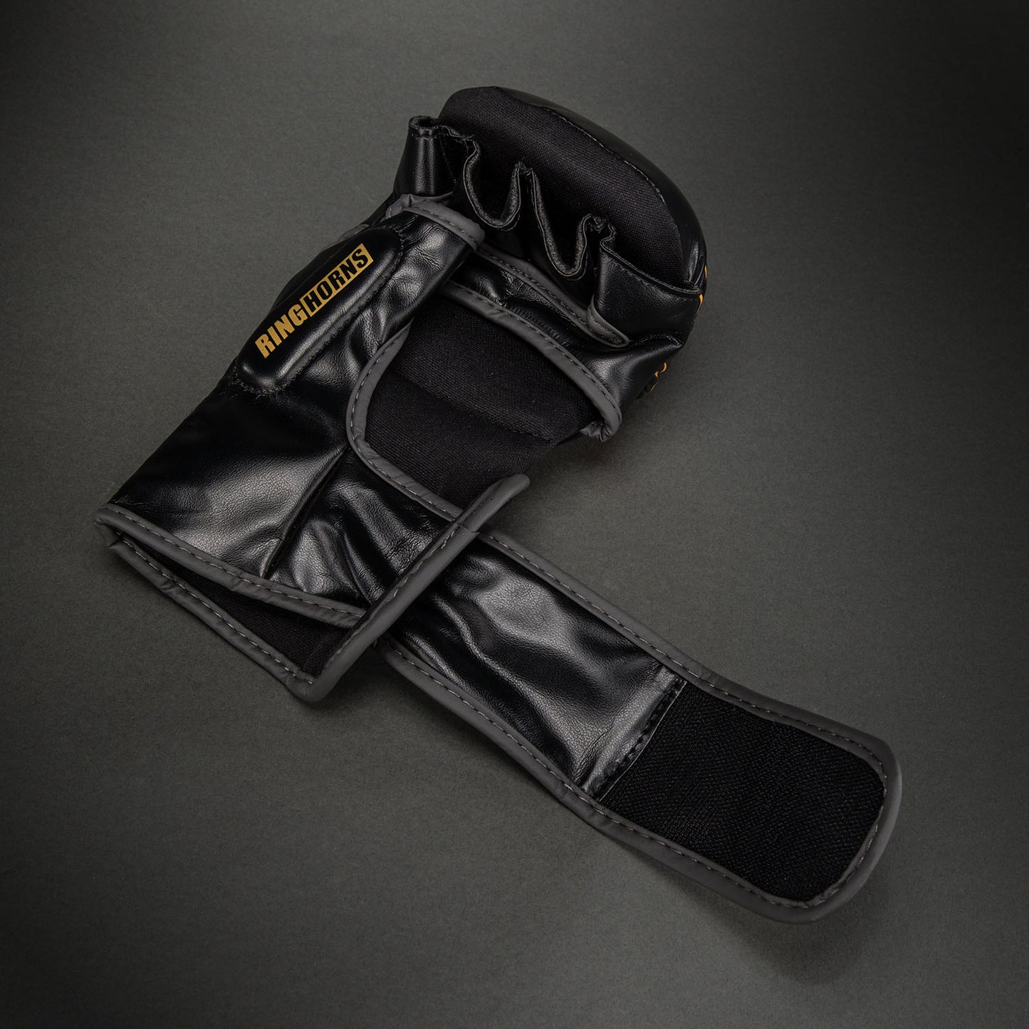 Gants de Sparring Ringhorns Charger by Venum – Noir/Or - product-type_Gants de Sparring