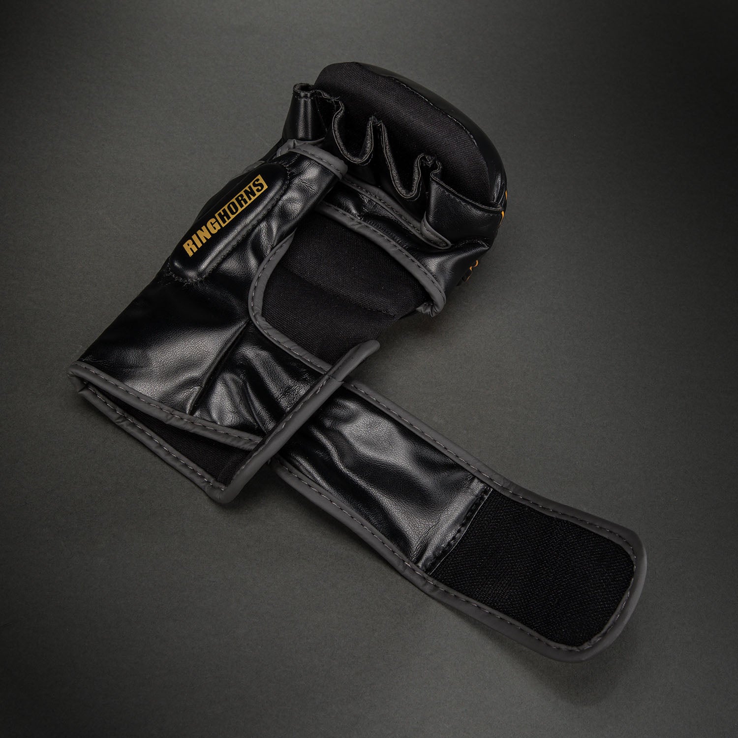 Gants de Sparring Ringhorns Charger by Venum – Noir/Or - product-type_Gants de Sparring