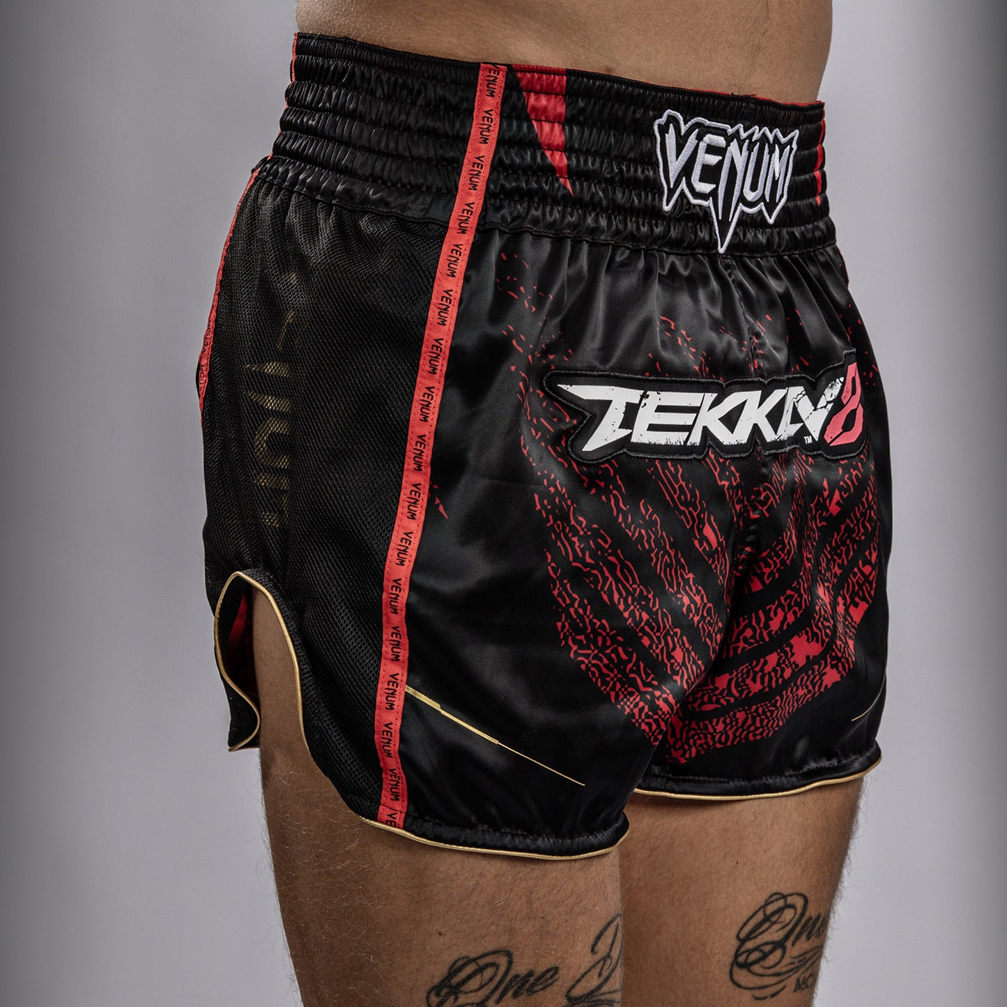 Short de Muay Thai Venum x TEKKEN 8 - Marshall Law - Noir/Rouge/Or - product-type_Shorts de Muay Thai