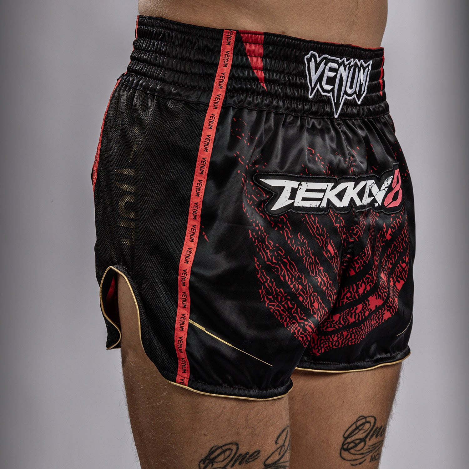 Short de Muay Thai Venum x TEKKEN 8 - Marshall Law - Noir/Rouge/Or - product-type_Shorts de Muay Thai
