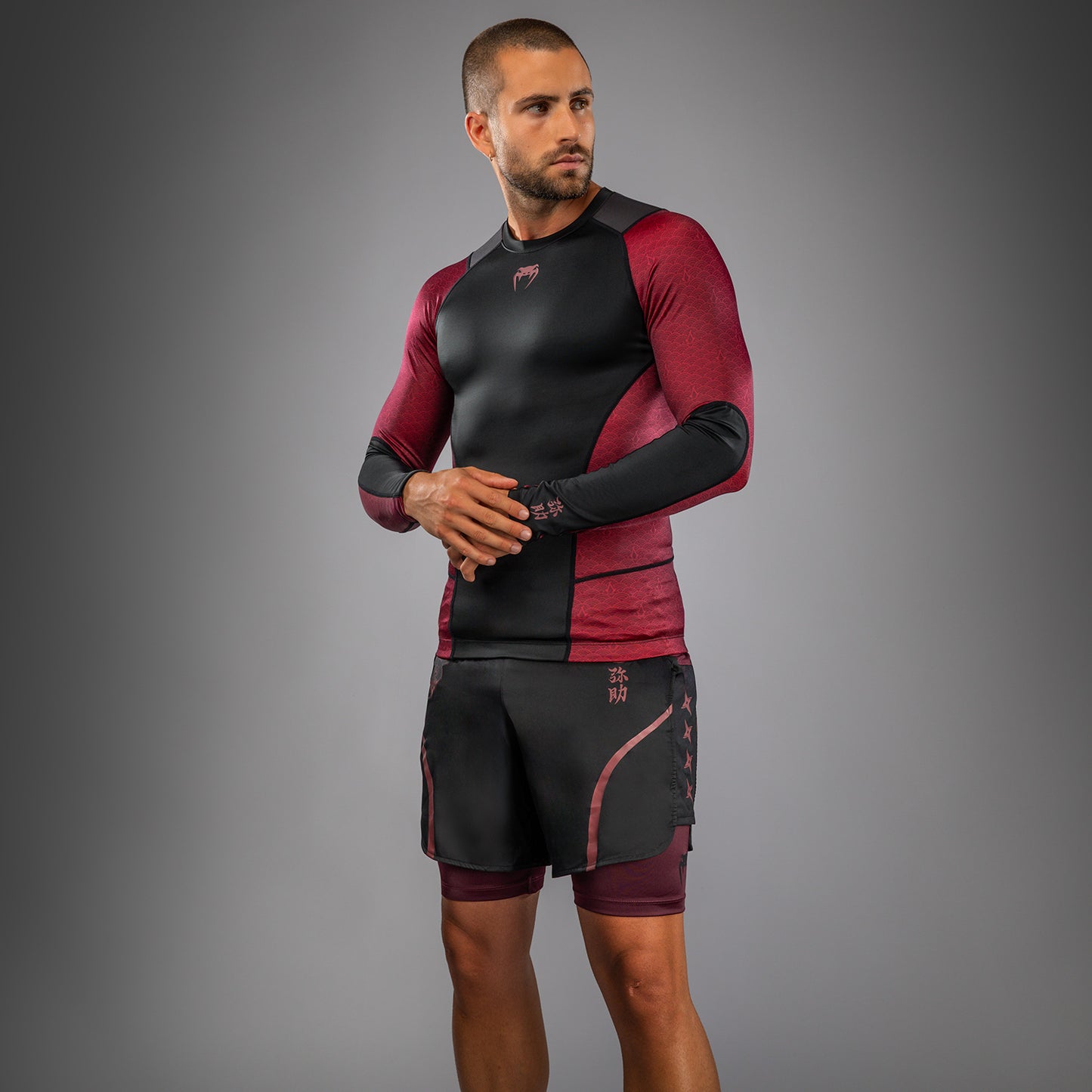 Rashguard à manches longues pour Hommes Venum x Assassin’s Creed Shadows - Bordeaux/Noir - product-type_T-Shirts de Compression