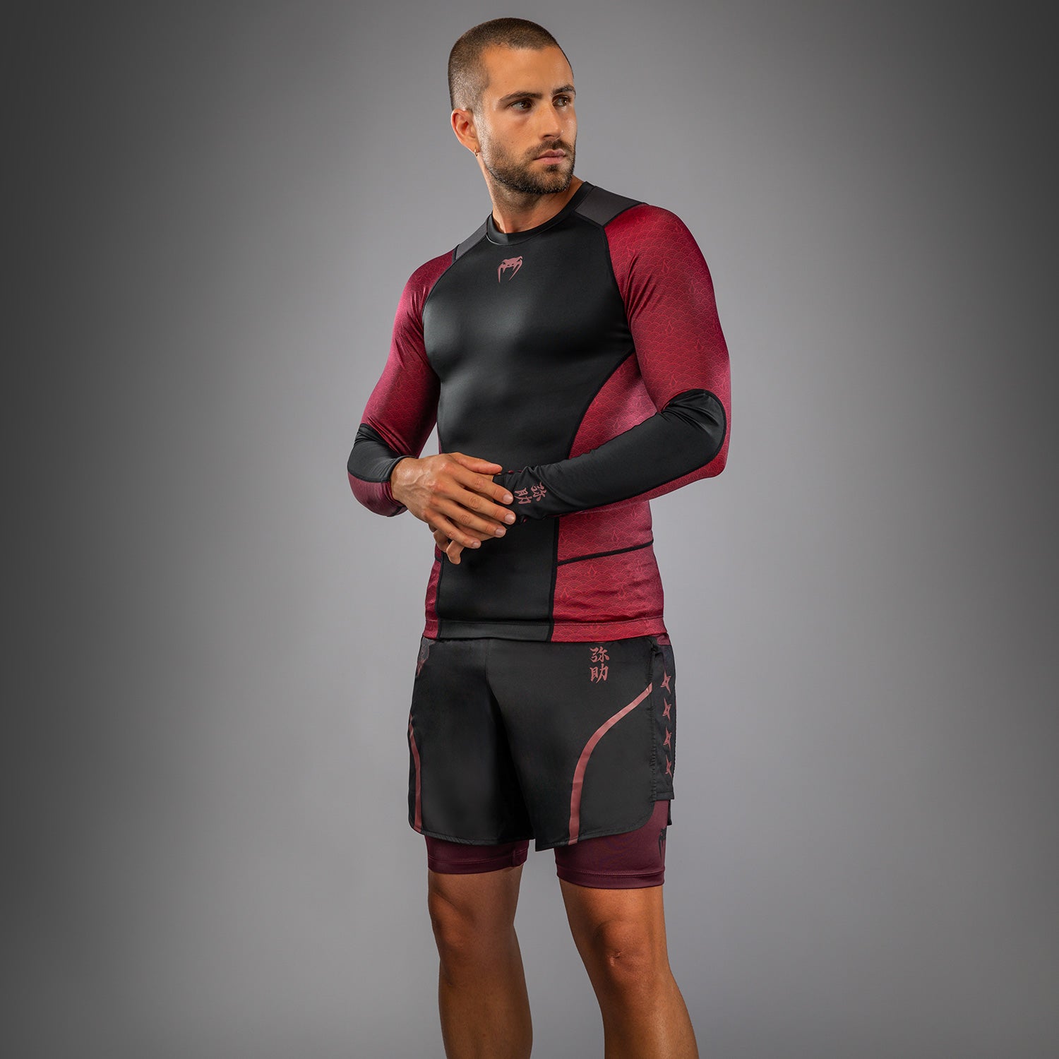 Rashguard à manches longues pour Hommes Venum x Assassin’s Creed Shadows - Bordeaux/Noir - product-type_T-Shirts de Compression