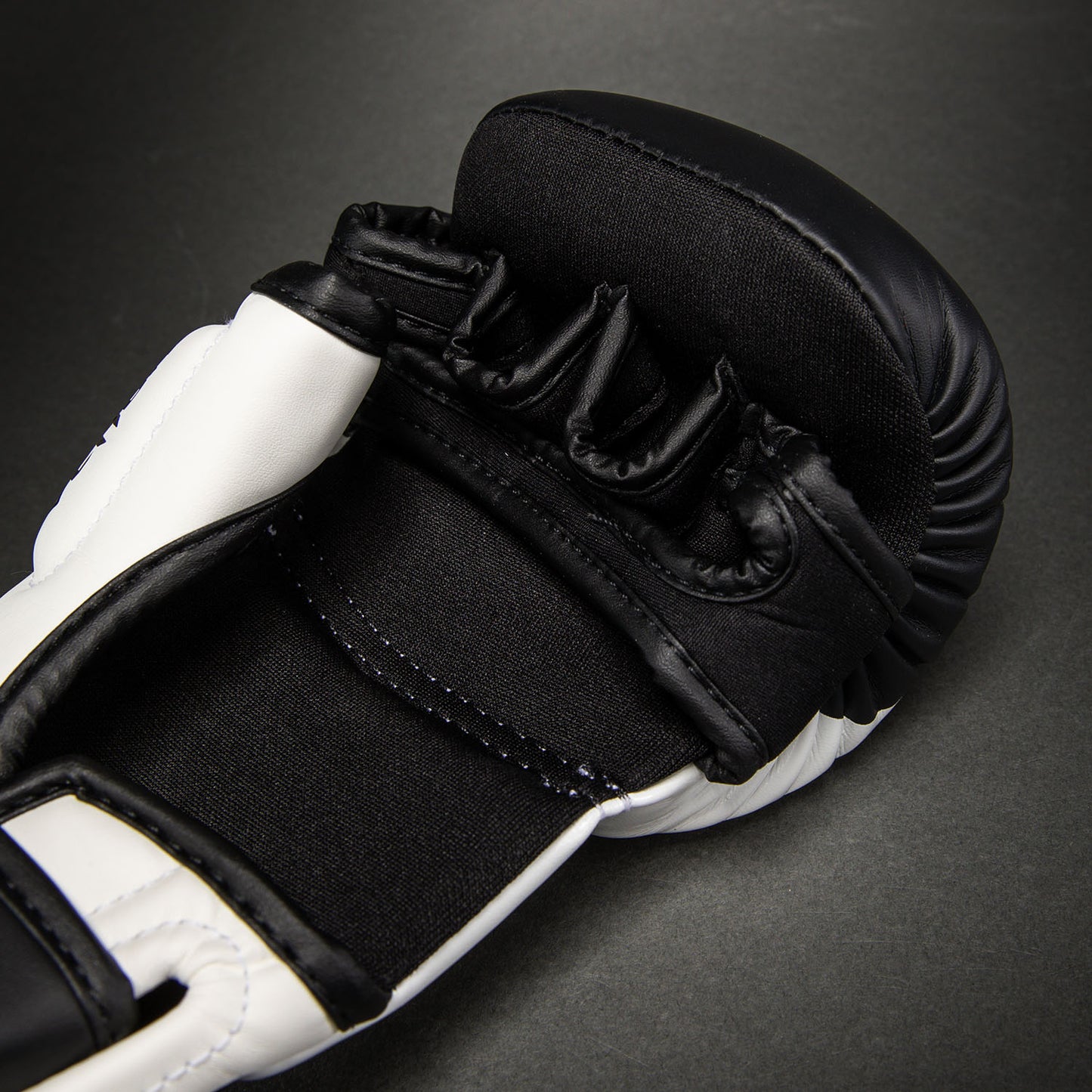 Gants de Sparring Venum Attack 2.0 – Noir/Blanc