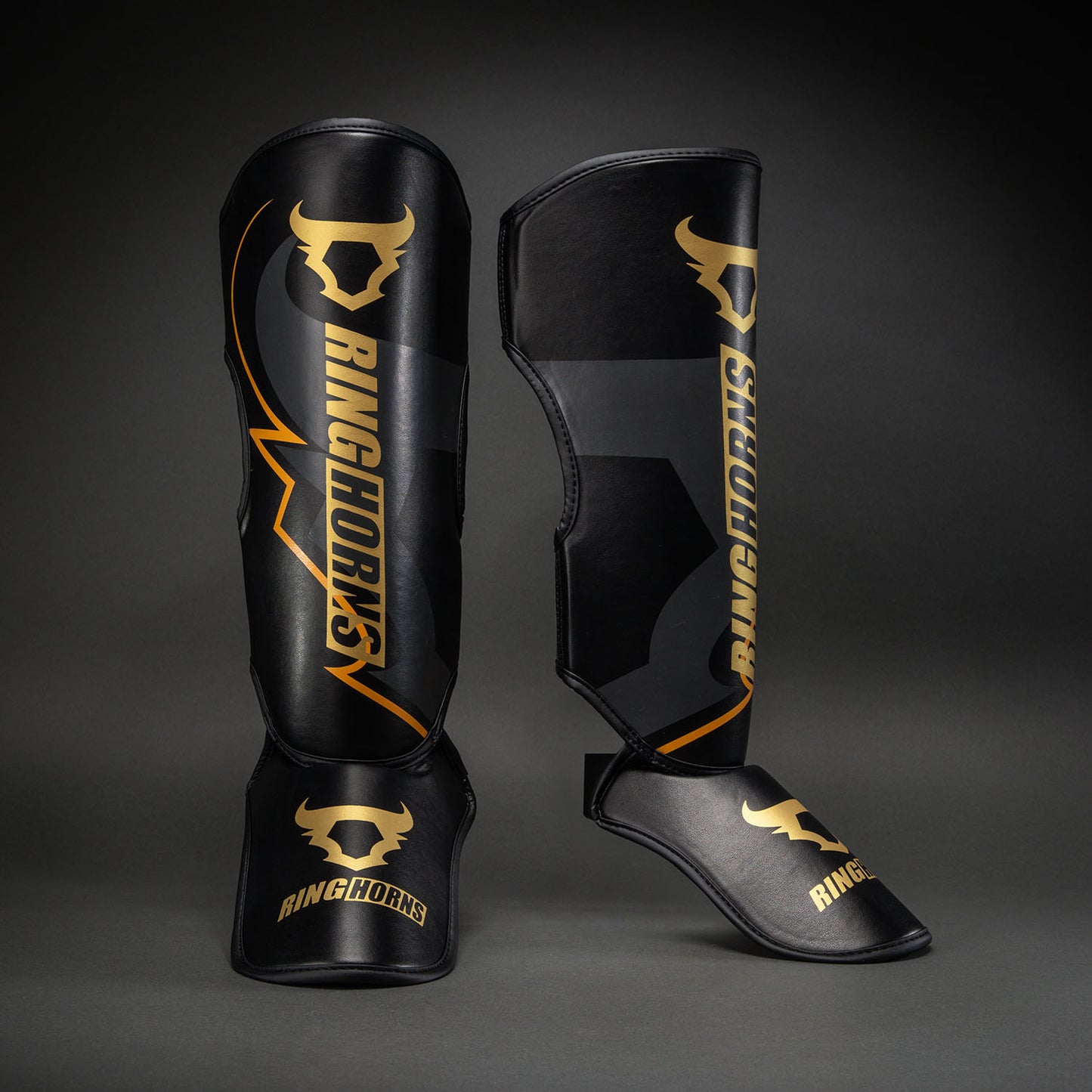 Protège-tibias Ringhorns Charger by Venum – Noir/Or - product-type_Protège-tibias