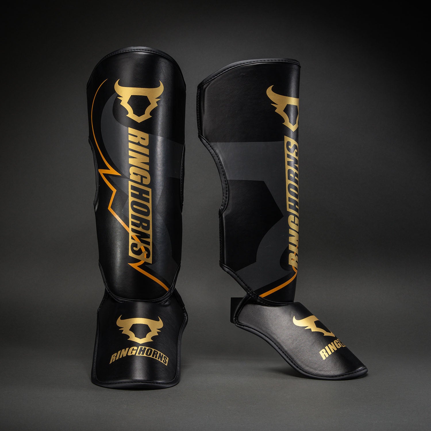 Protège-tibias Ringhorns Charger by Venum – Noir/Or - product-type_Protège-tibias