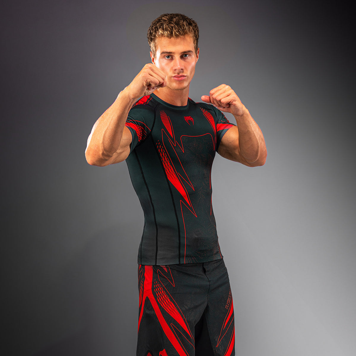 Rashguard à manches courtes Venum Amazonia Reborn - Noir/Rouge
