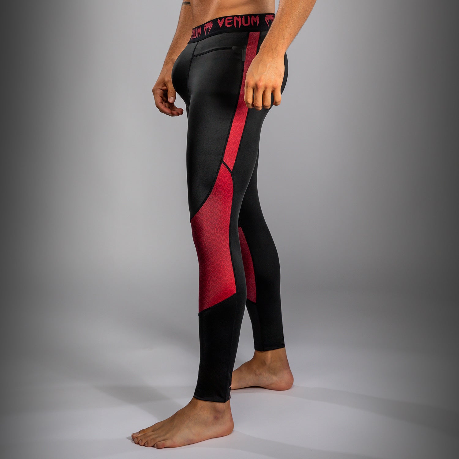 Pantalon de compression pour Hommes Venum x Assassin’s Creed Shadows - Bordeaux/Black - product-type_Pantalons de Compression