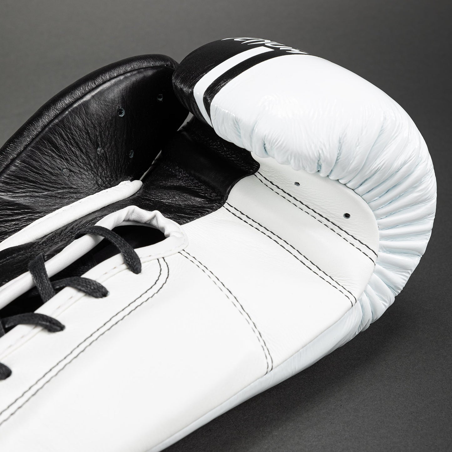 Gants de boxe Venum Shield Pro avec lacets - Noir/Blanc - product-type_Gants de boxe