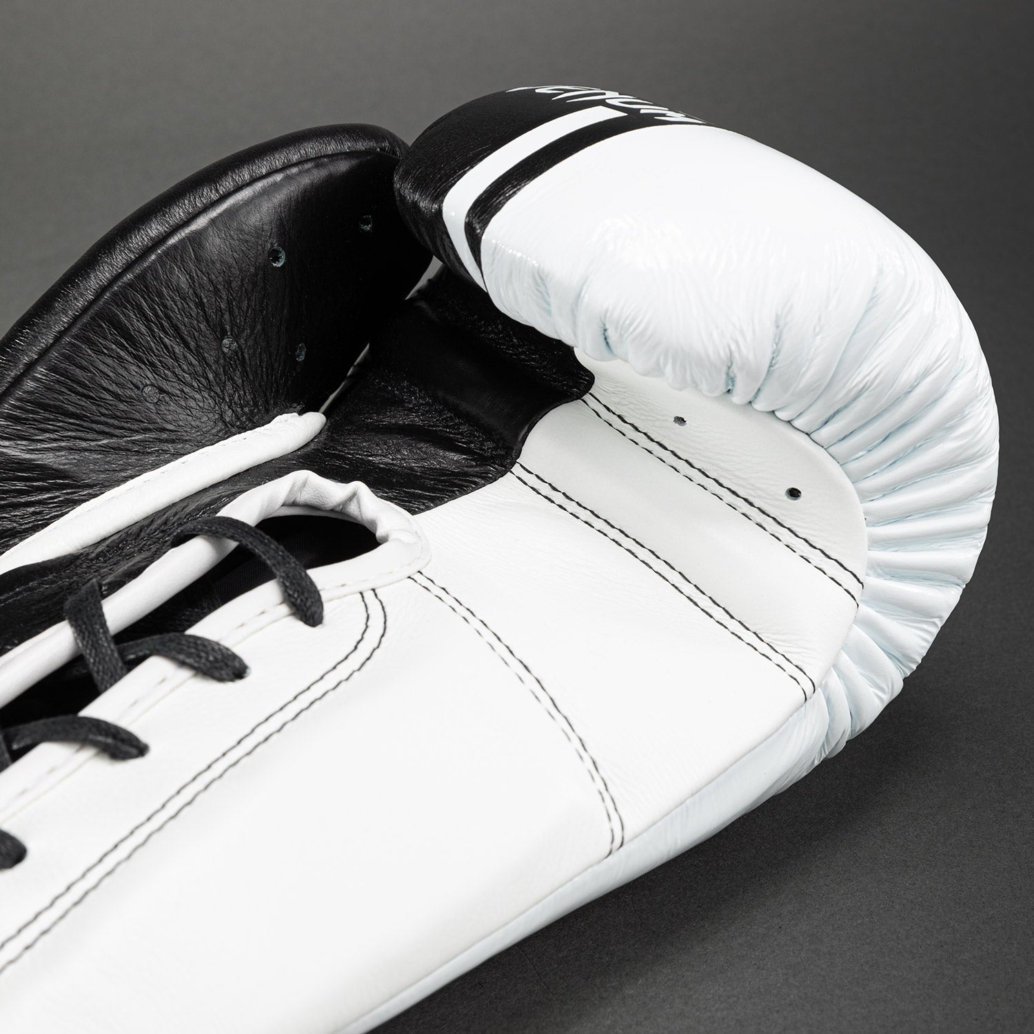 Gants de boxe Venum Shield Pro avec lacets - Noir/Blanc - product-type_Gants de boxe