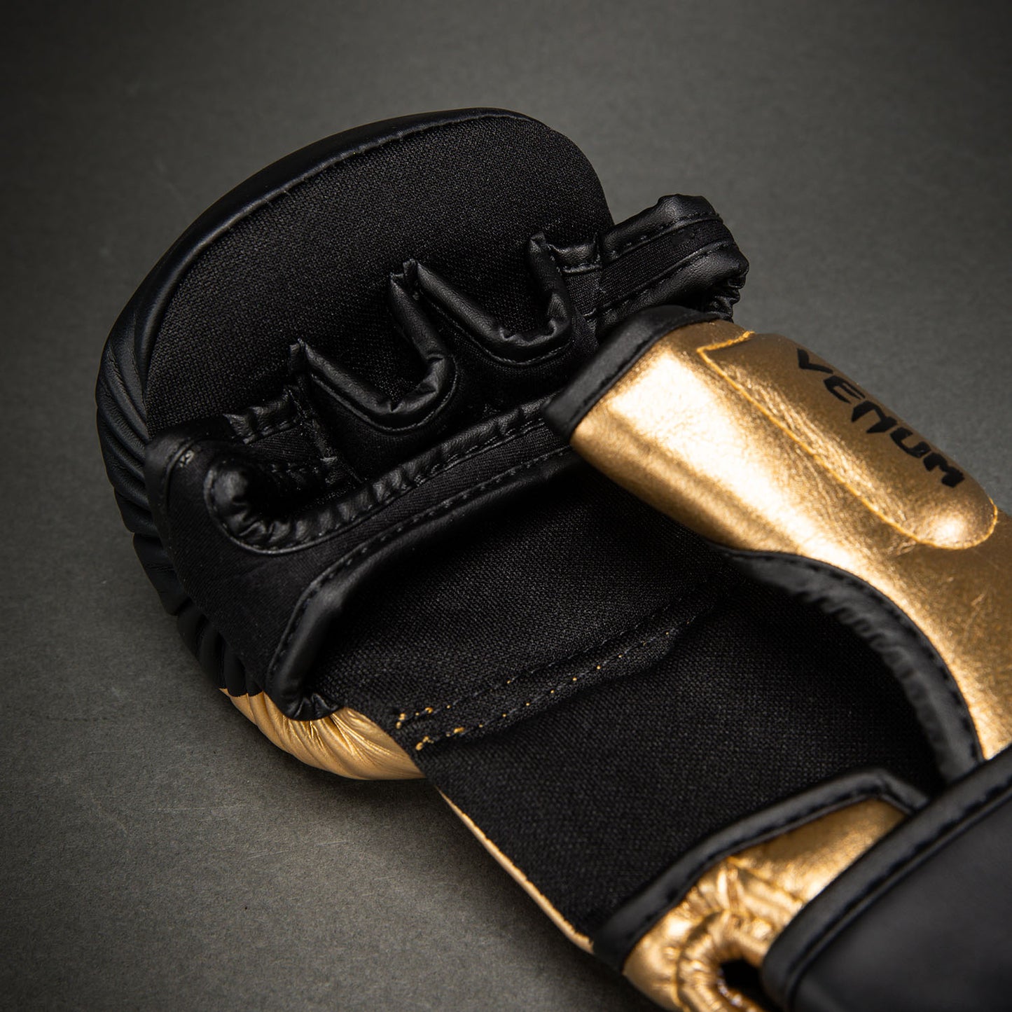 Gants de Sparring Venum Attack 2.0 – Or/Noir