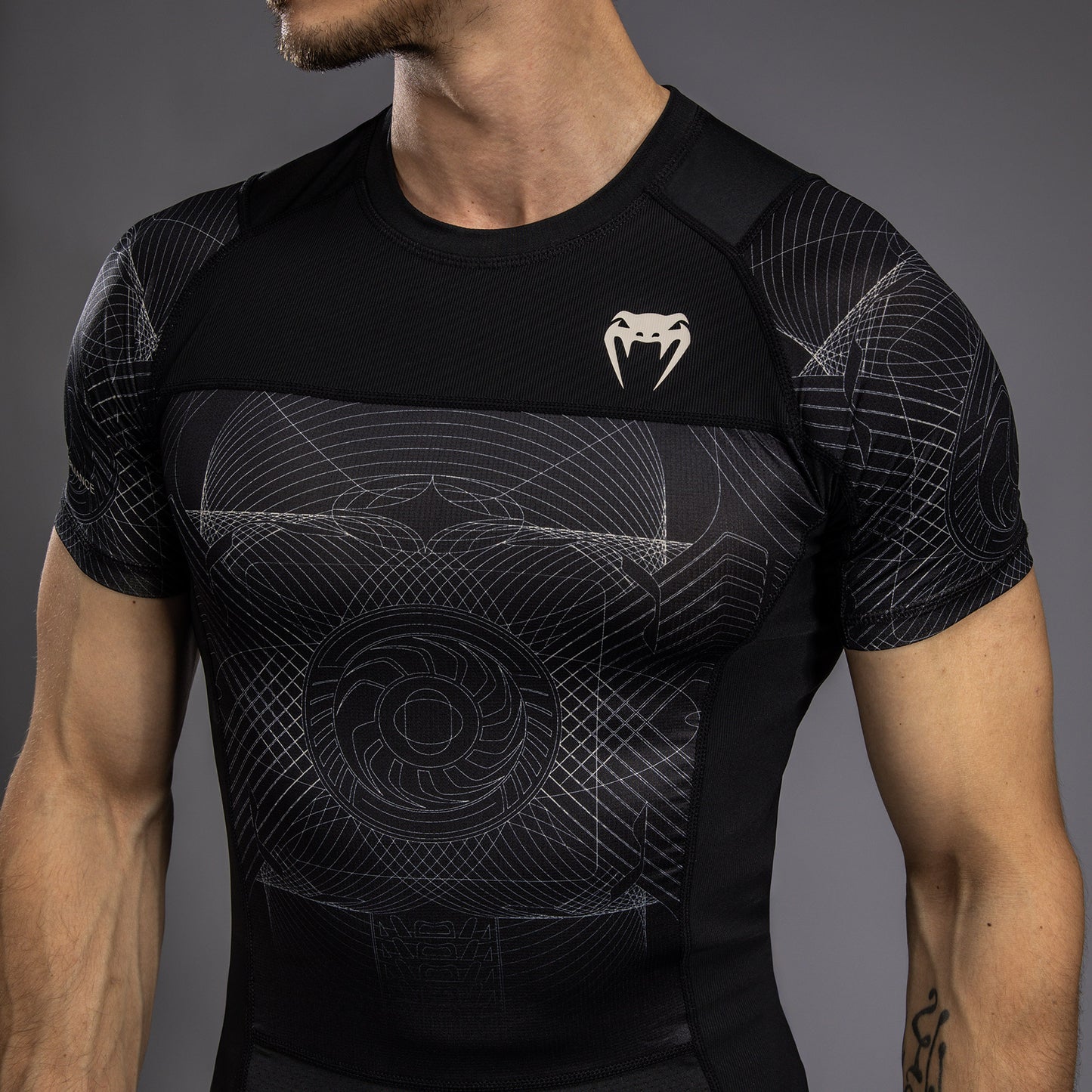 Rashguard à Manches Courtes Venum G-Fit Air pour Hommes - Noir Intense/Sable Désert - product-type_T-Shirts de Compression