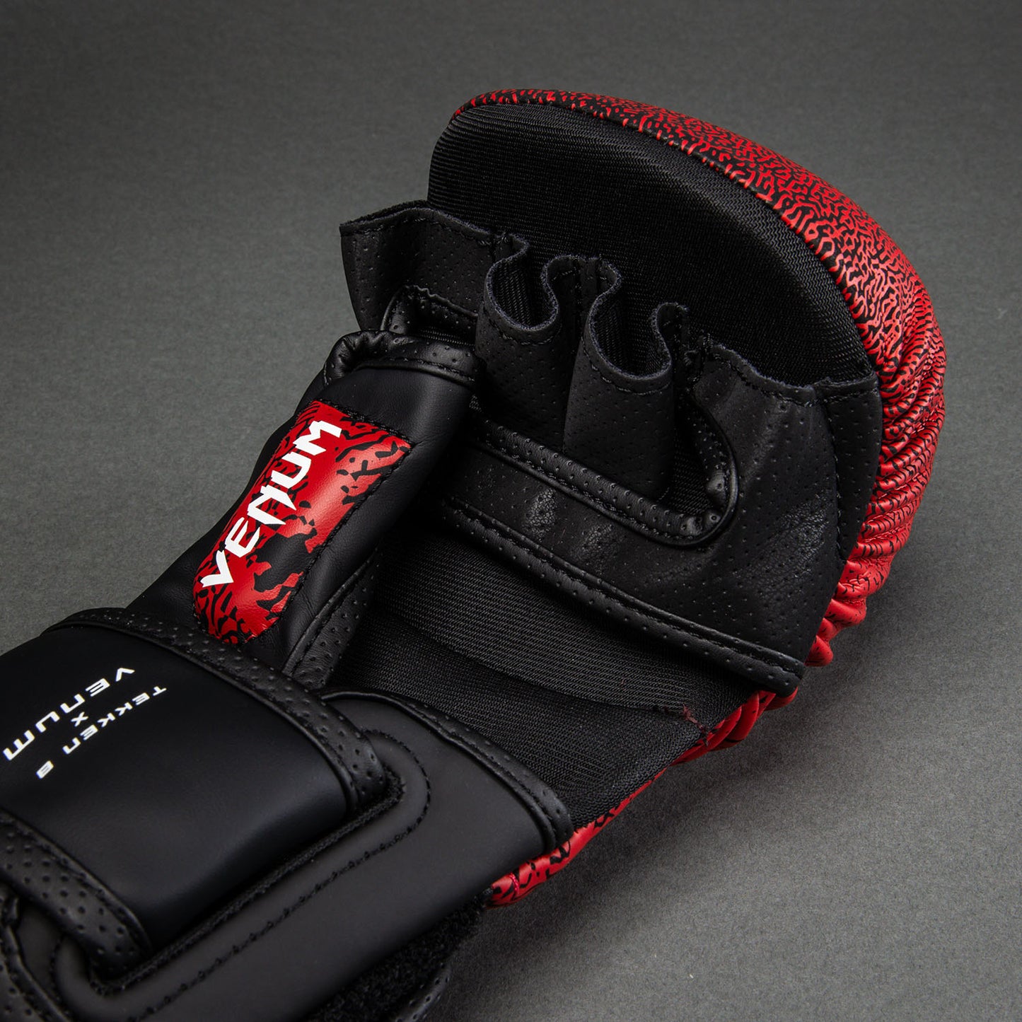Gants de sparring Kazuya Venum x TEKKEN 8 - Rouge/Noir - product-type_Gants de Sparring