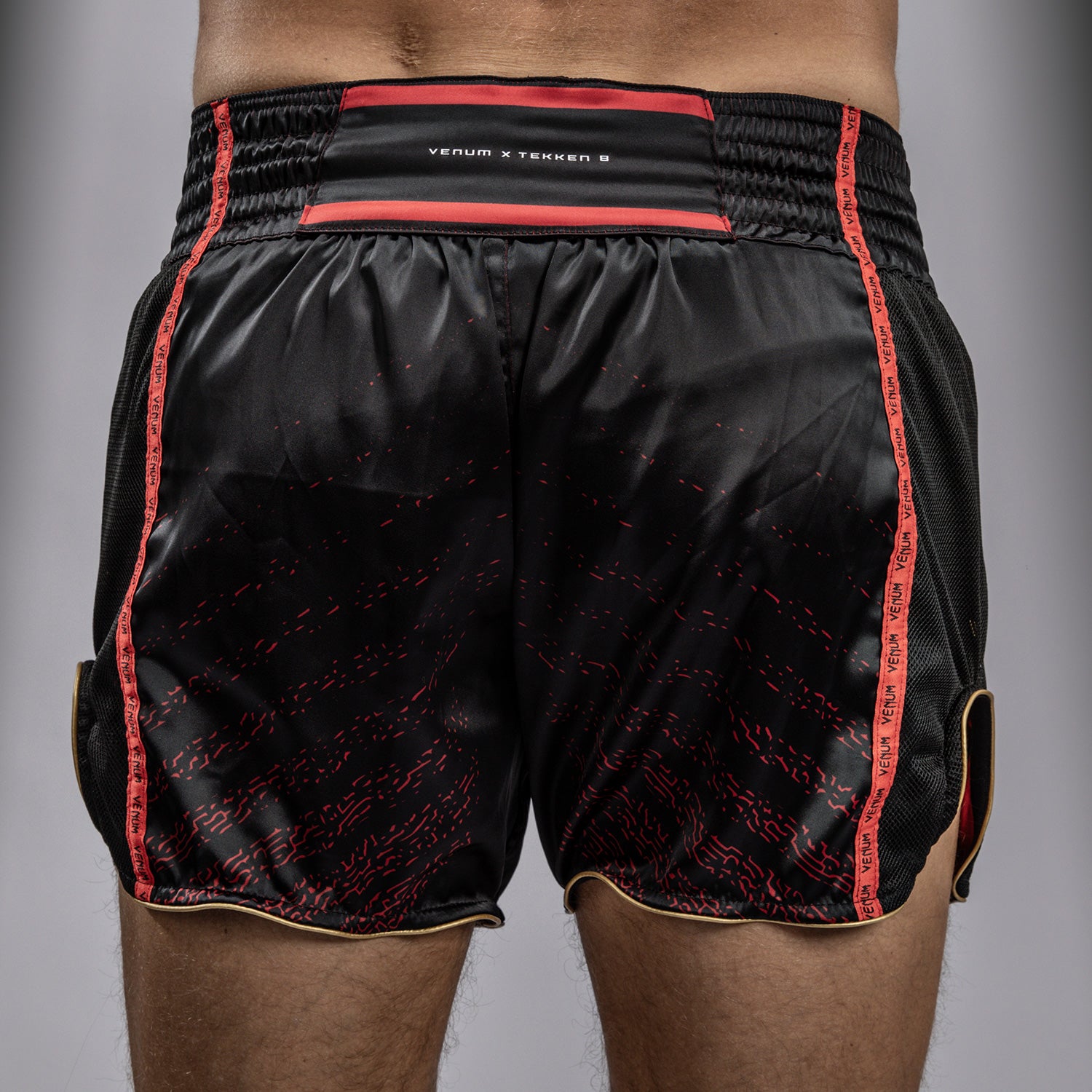 Short de Muay Thai Venum x TEKKEN 8 - Marshall Law - Noir/Rouge/Or - product-type_Shorts de Muay Thai