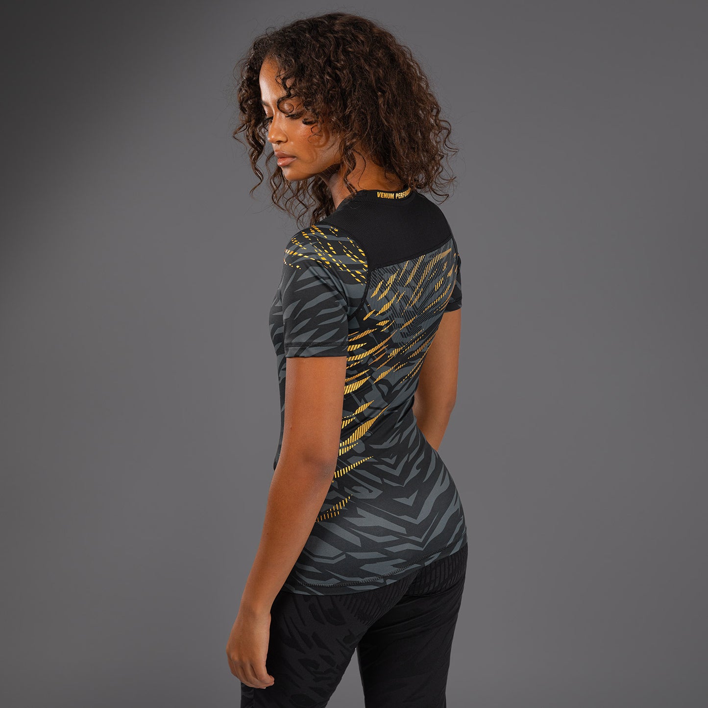 Rashguard Performance à Manches Courtes pour Femmes UFC Fusion by Venum Authentic Fight Night - Champion - product-type_T-Shirts de Compression