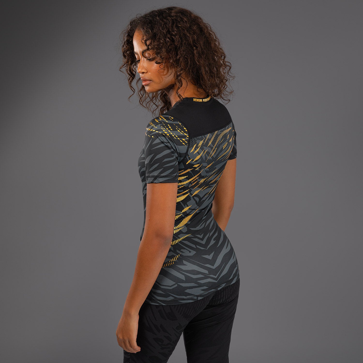 Rashguard Performance à Manches Courtes pour Femmes UFC Fusion by Venum Authentic Fight Night - Champion - product-type_T-Shirts de Compression