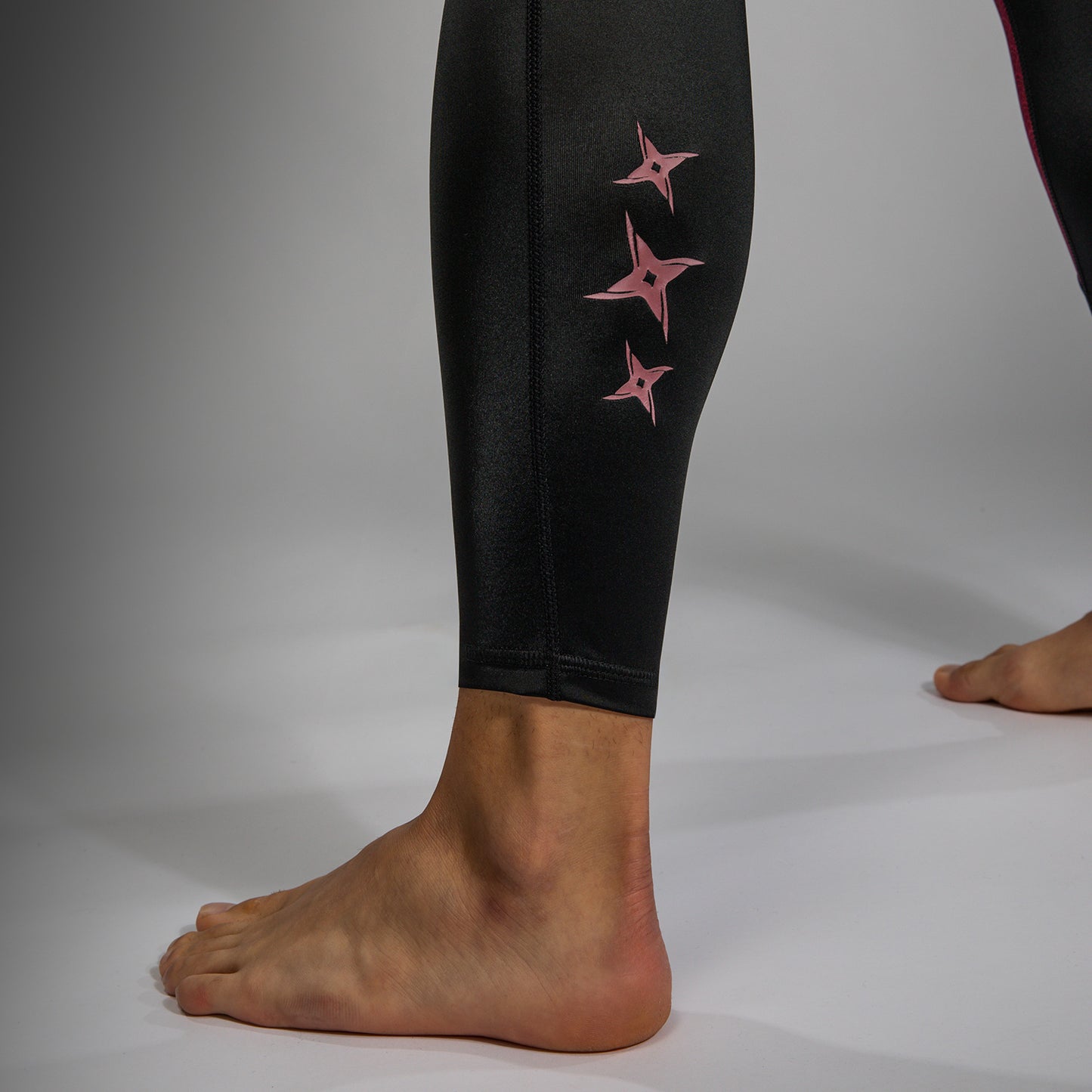 Pantalon de compression pour Hommes Venum x Assassin’s Creed Shadows - Bordeaux/Black - product-type_Pantalons de Compression
