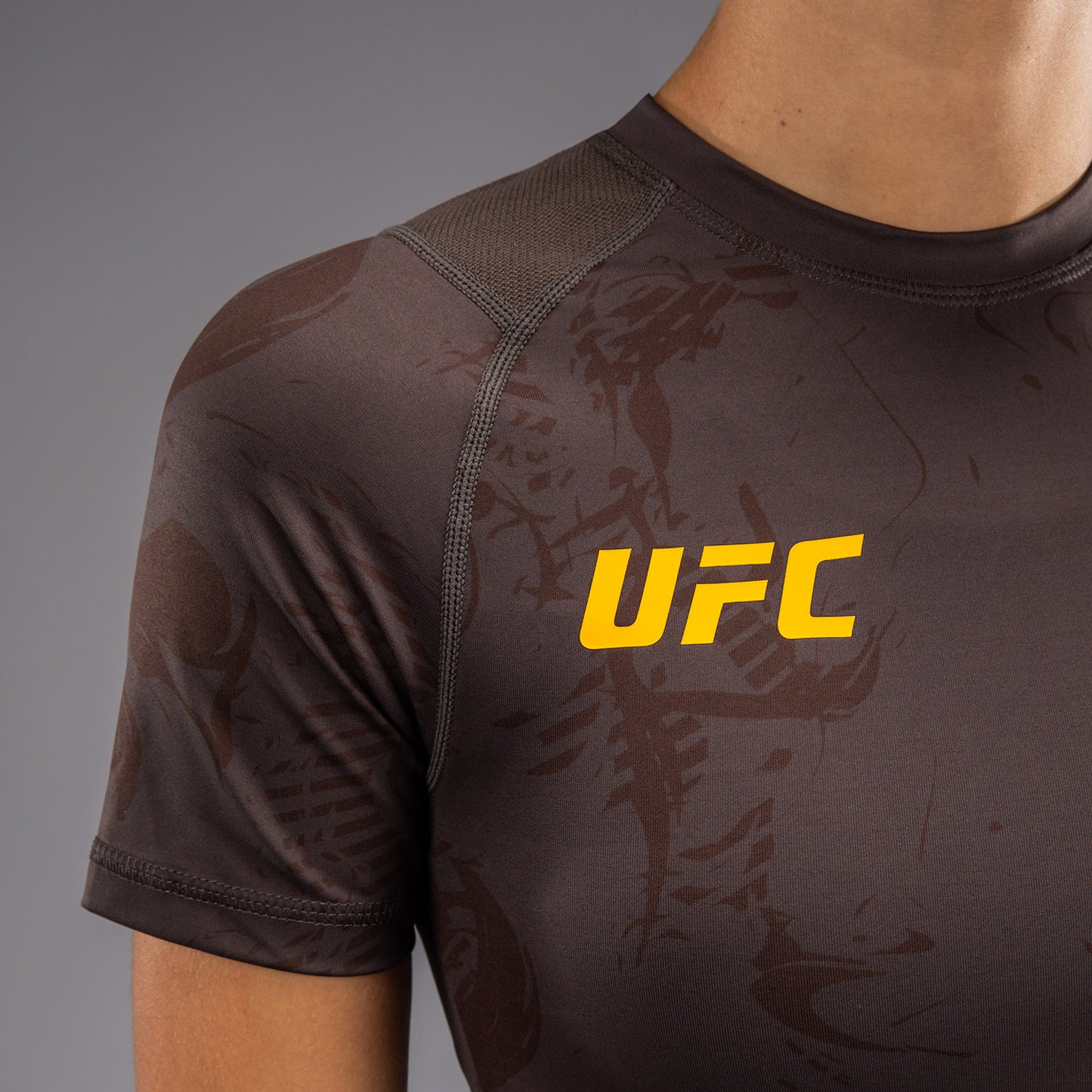Rashguard Performance à Manches Courtes pour Femmes UFC Fusion by Venum Fight Week - Marron Terrestre - product-type_T-Shirts de Compression