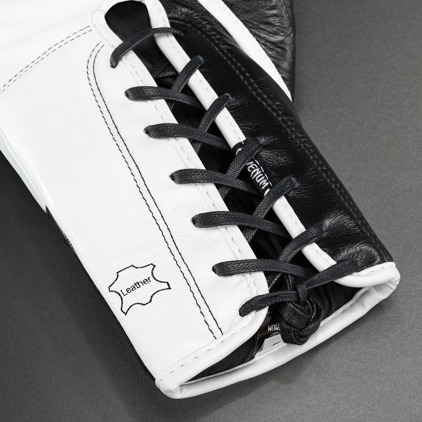 Gants de boxe Venum Shield Pro avec lacets - Noir/Blanc - product-type_Gants de boxe