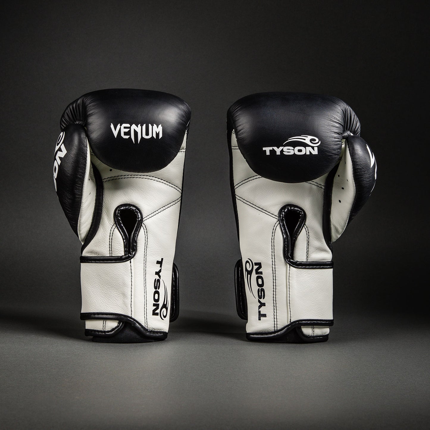 Gants de Boxe Pro Venum Giant 2.0 Mike Tyson - Noir Profond/Blanc Optique