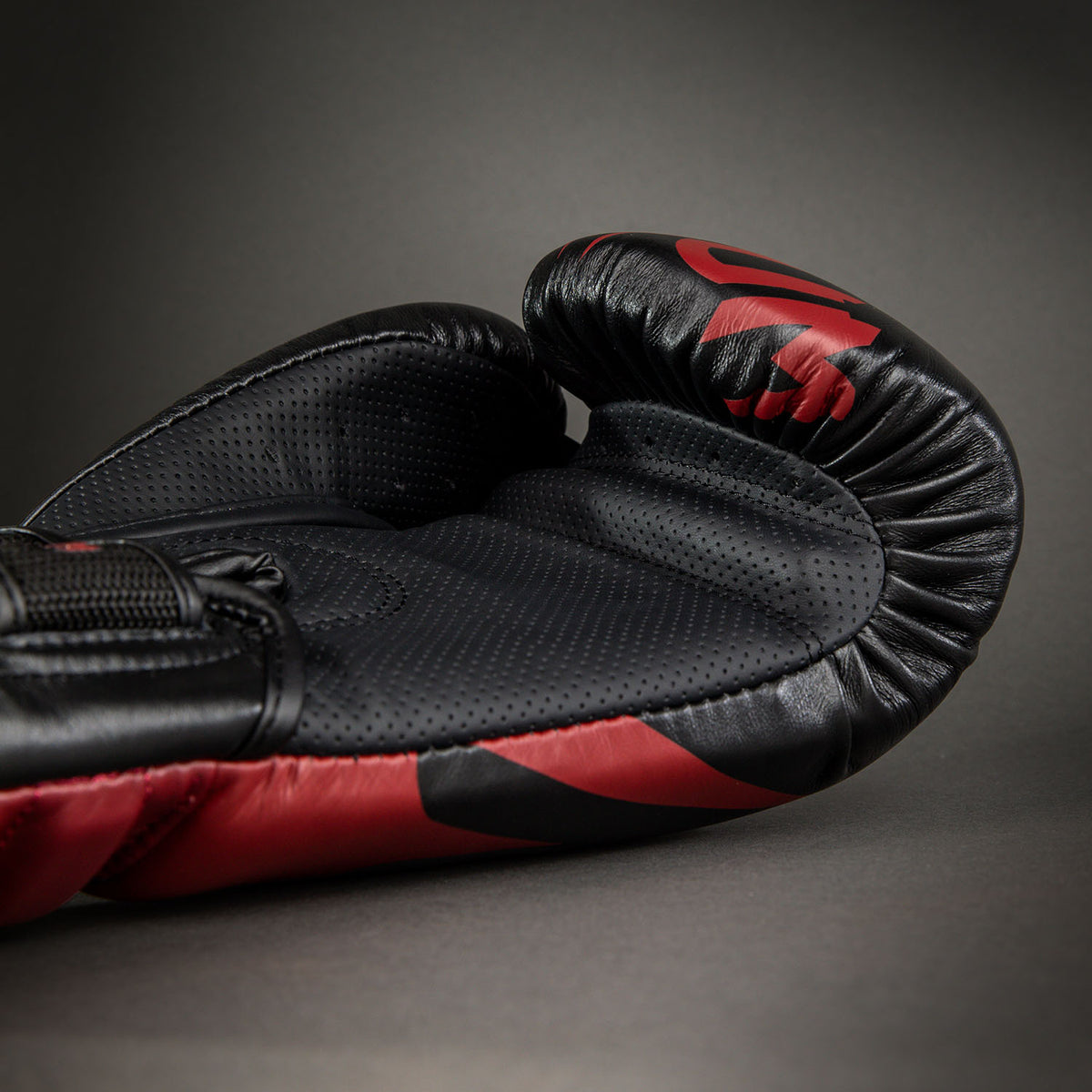 Gants de Boxe Venum Reverso – Noir/Rouge