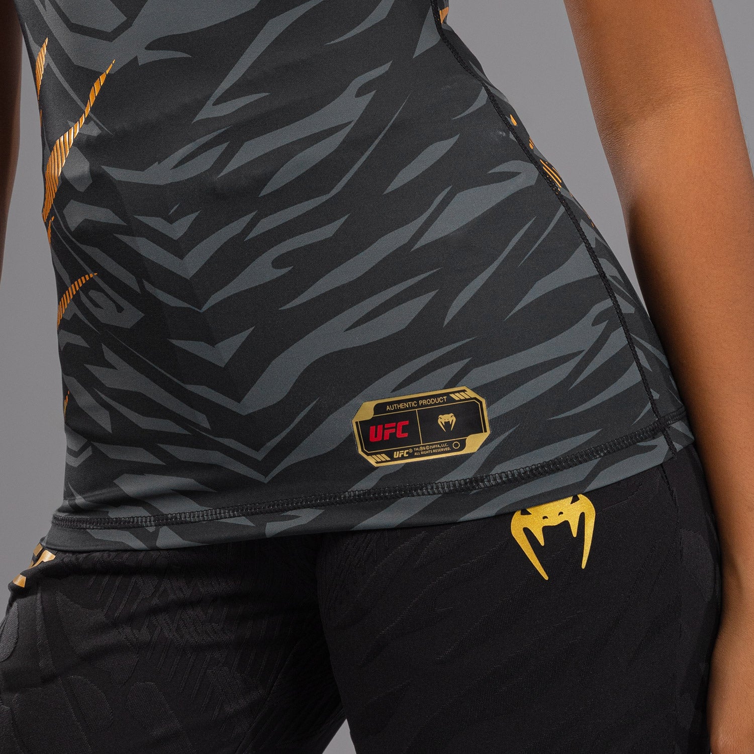 Rashguard Performance à Manches Courtes pour Femmes UFC Fusion by Venum Authentic Fight Night - Champion - product-type_T-Shirts de Compression