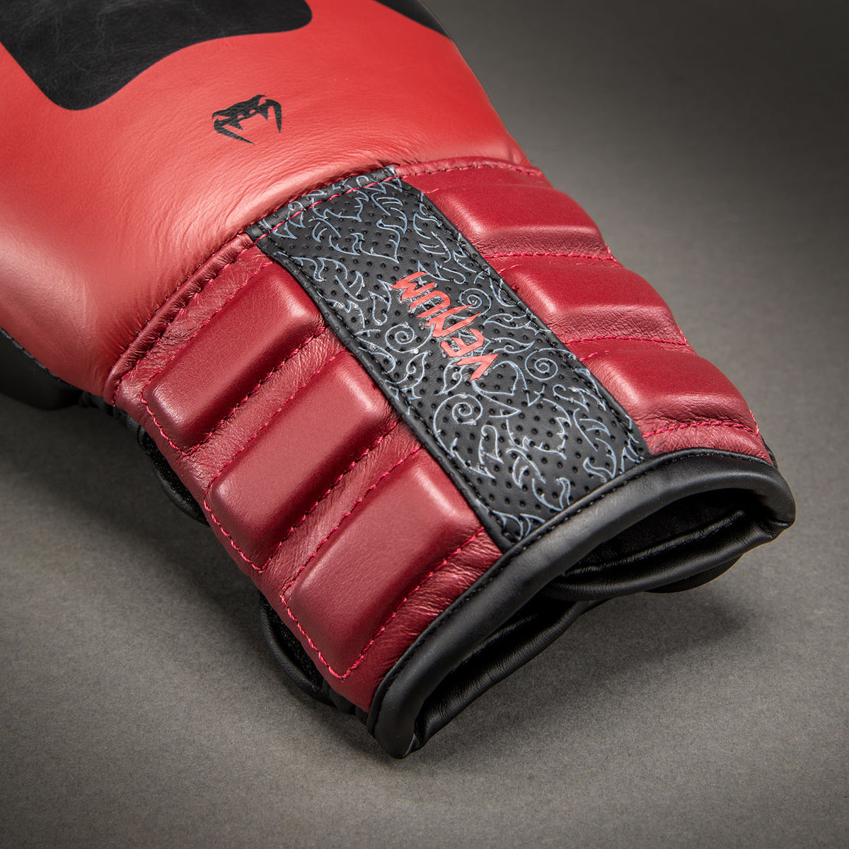 Gants de Boxe Venum Reverso – Noir/Rouge