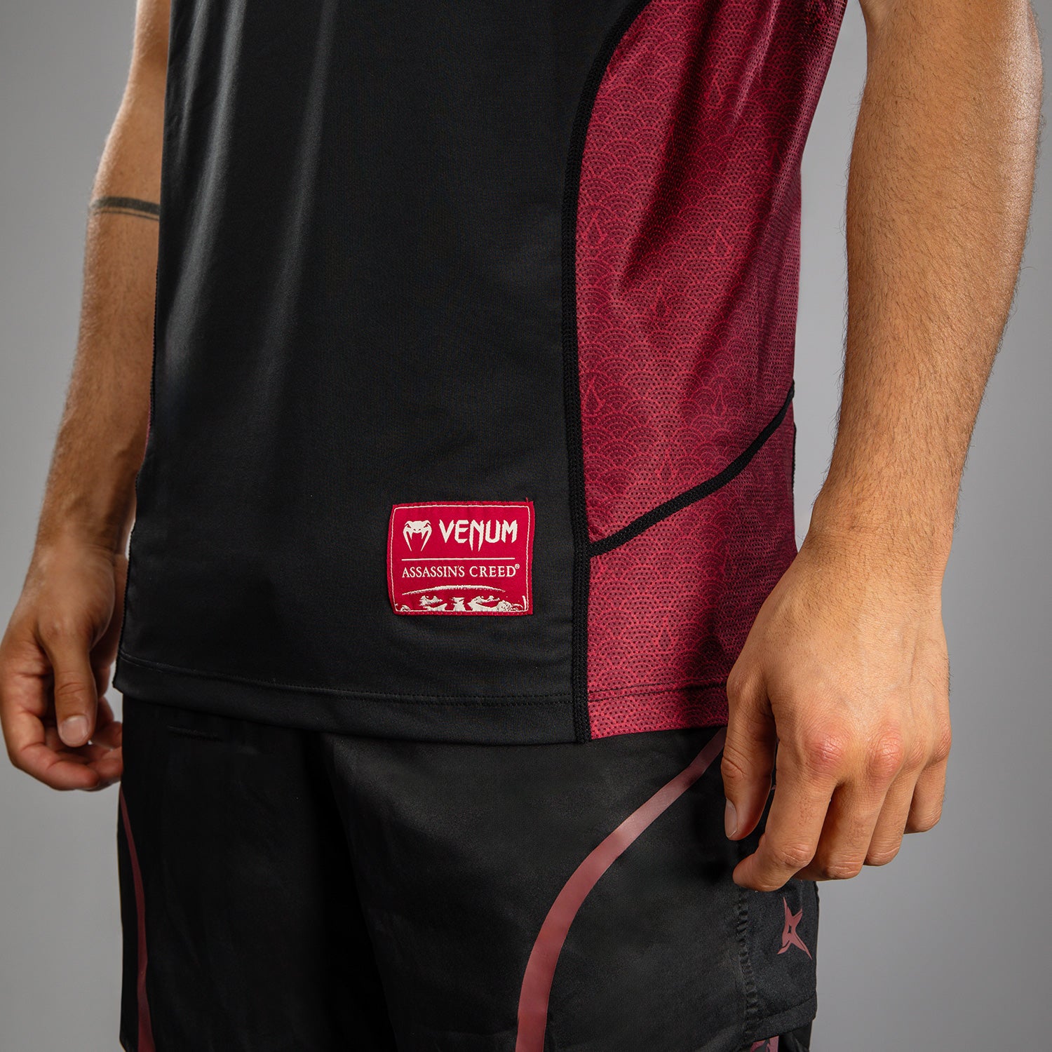 T-shirt Dry-Tech pour Hommes Venum x Assassin’s Creed Shadows - Bordeaux/Noir - product-type_T-Shirts Dry Tech