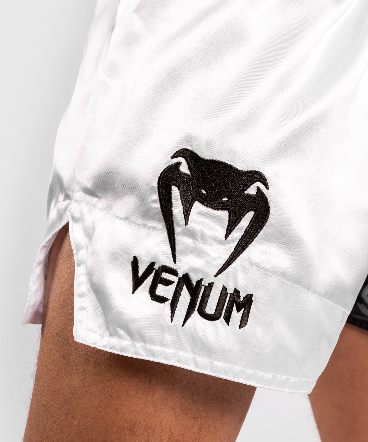 Short de Muay Thai Venum Logos - Noir/Blanc - product-type_Shorts de Muay Thai