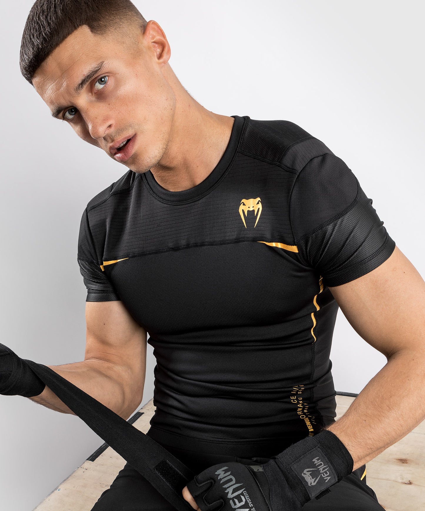 T-Shirt de compression Manches Courtes Venum tempest 2.0 – Noir/Or - T-shirts de compression