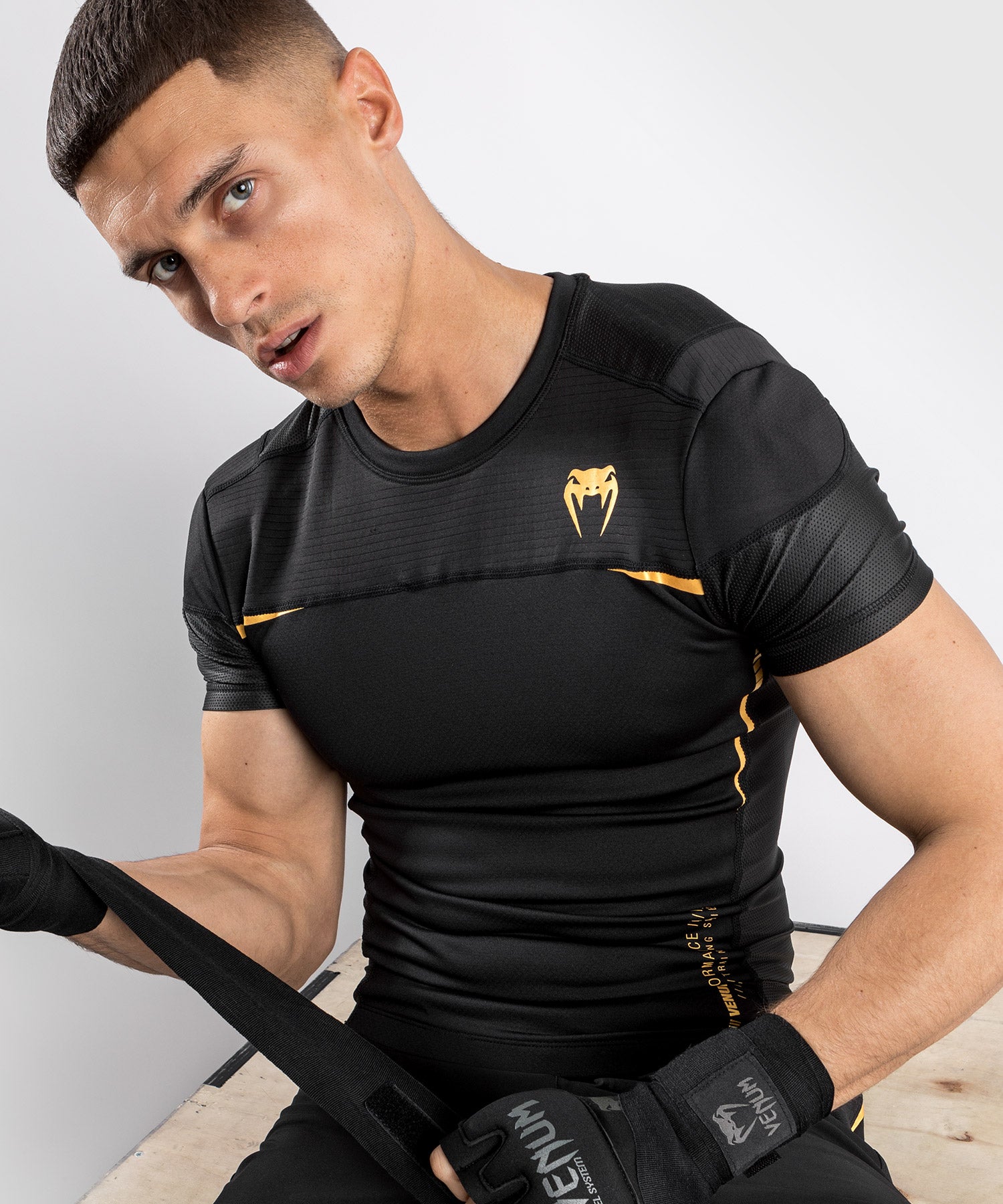 T-Shirt de compression Manches Courtes Venum tempest 2.0 – Noir/Or - T-shirts de compression
